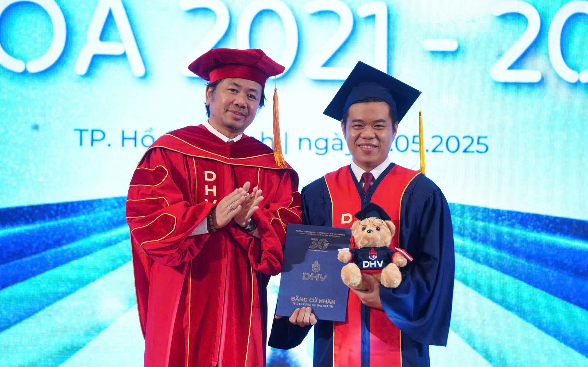 Trường ĐH Hùng Vương TP HCM trao bằng cho các tân thạc sĩ, cử nhân