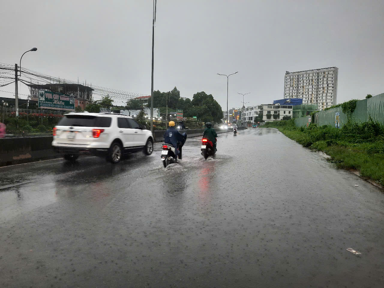 Giờ tan tầm, TP HCM hứng trọn combo: Mưa lớn, đường ngập, kẹt xe - Ảnh 12.