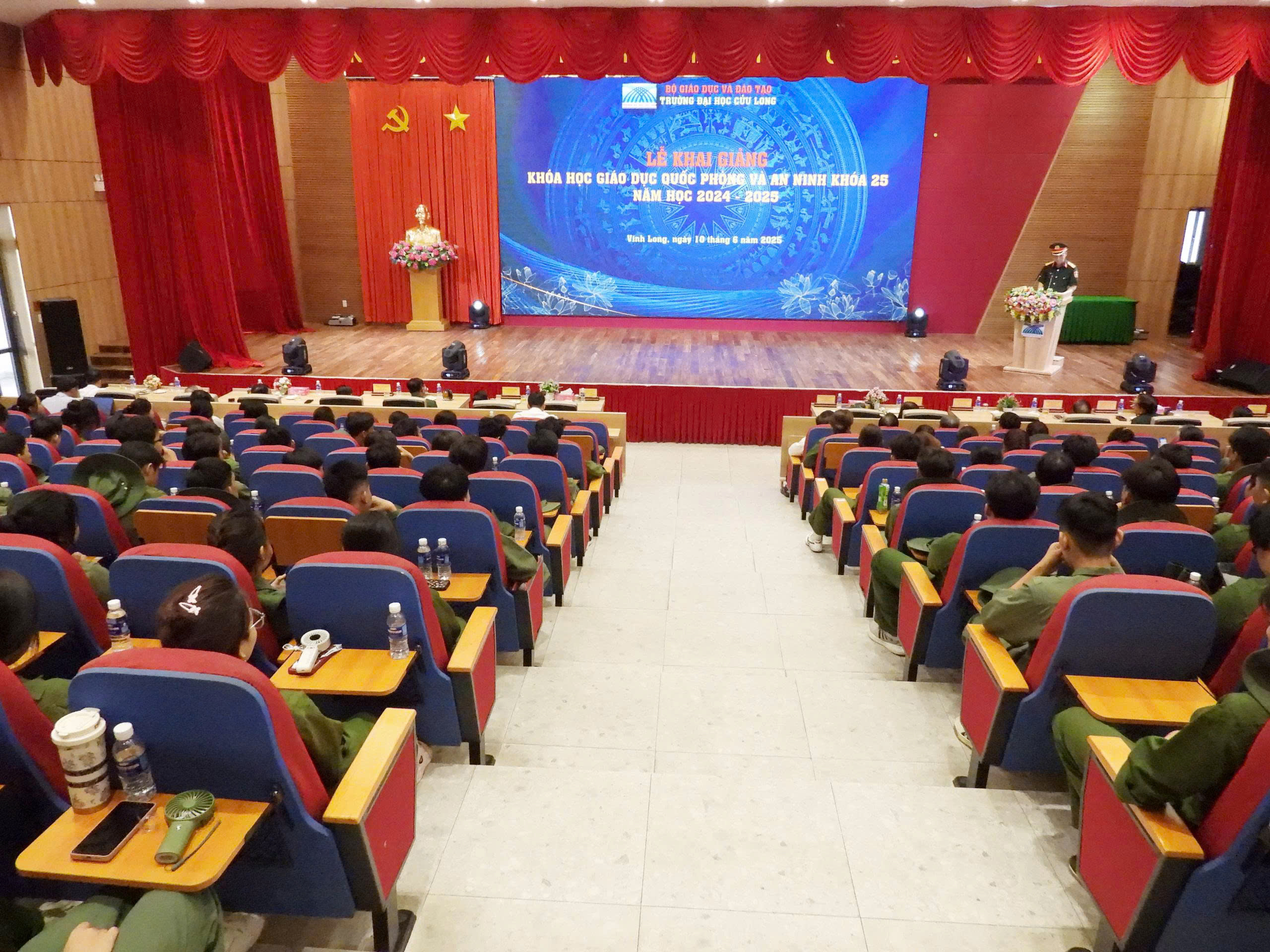Trường ĐH Cửu Long khai giảng kh&oacute;a gi&aacute;o dục quốc ph&ograve;ng v&agrave; an ninh cho sinh vi&ecirc;n - Ảnh 1.