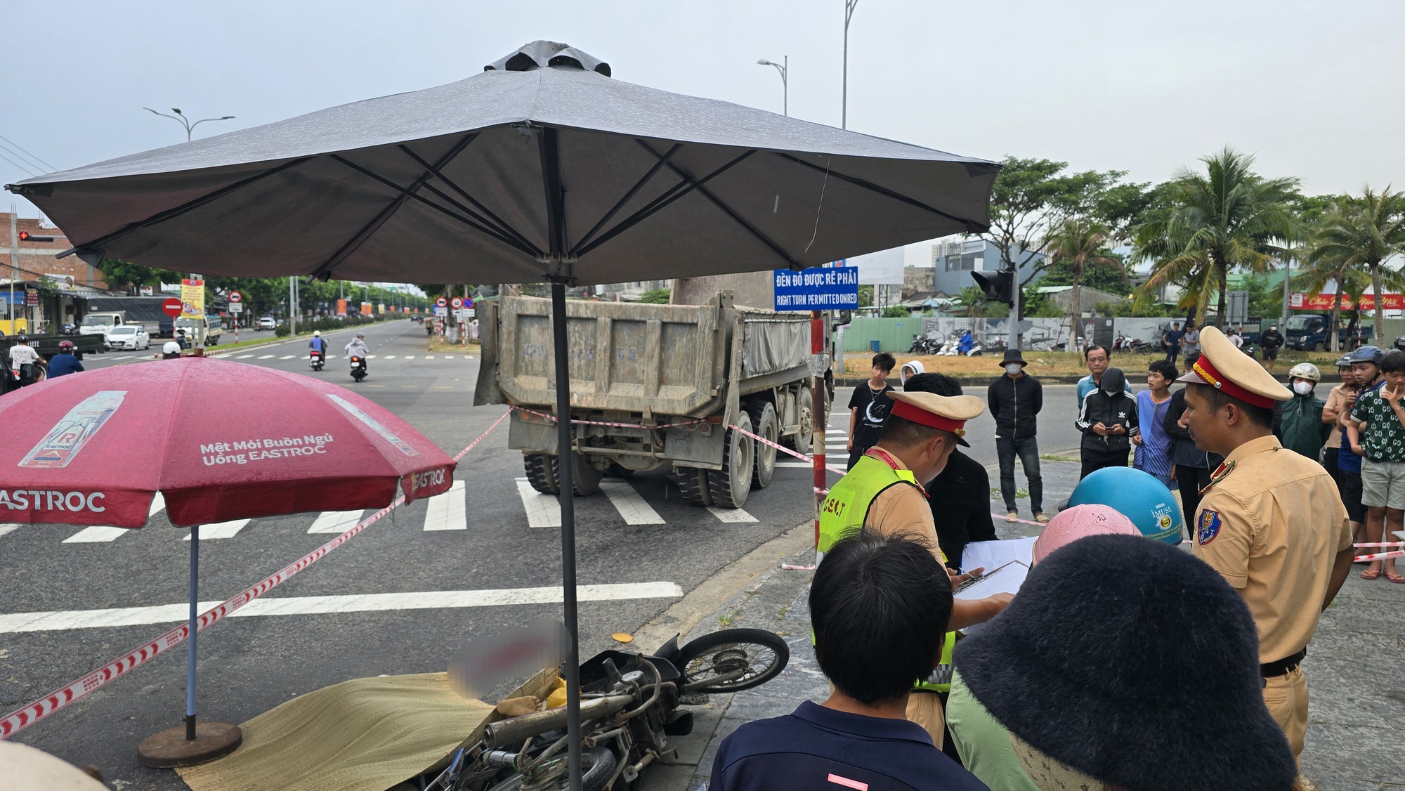 Hiện trường vụ tai nạn giao th&ocirc;ng chết người tại Đ&agrave; Nẵng- Ảnh 2.