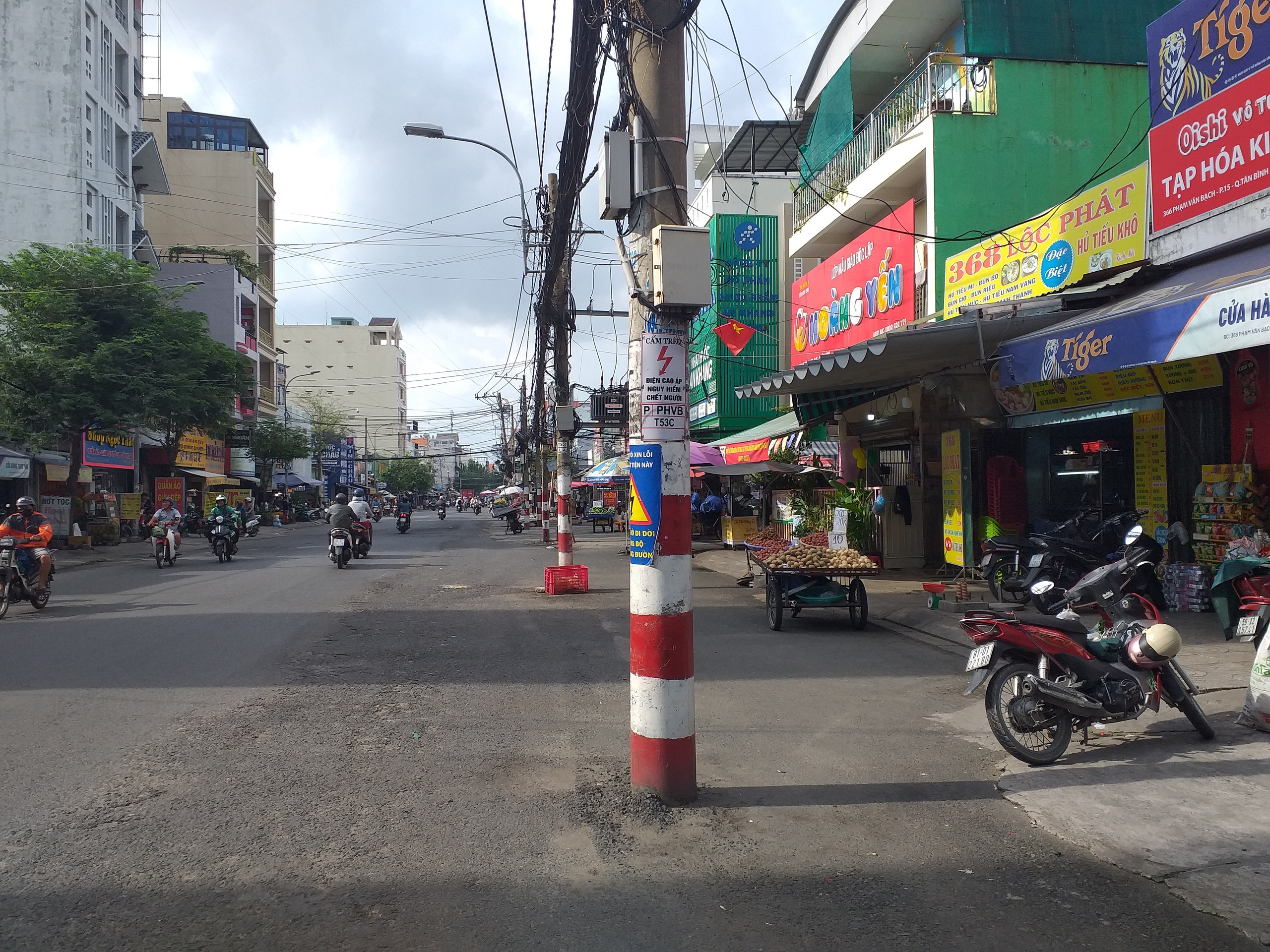 Cột điện giữa đường- Ảnh 1.