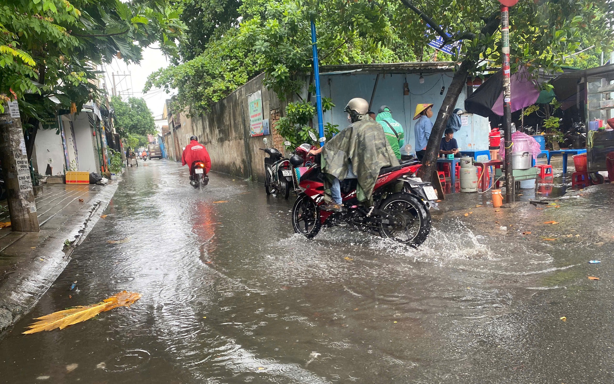 TP HCM: Sáng sớm mưa lớn, gió mạnh, đường lênh láng nước