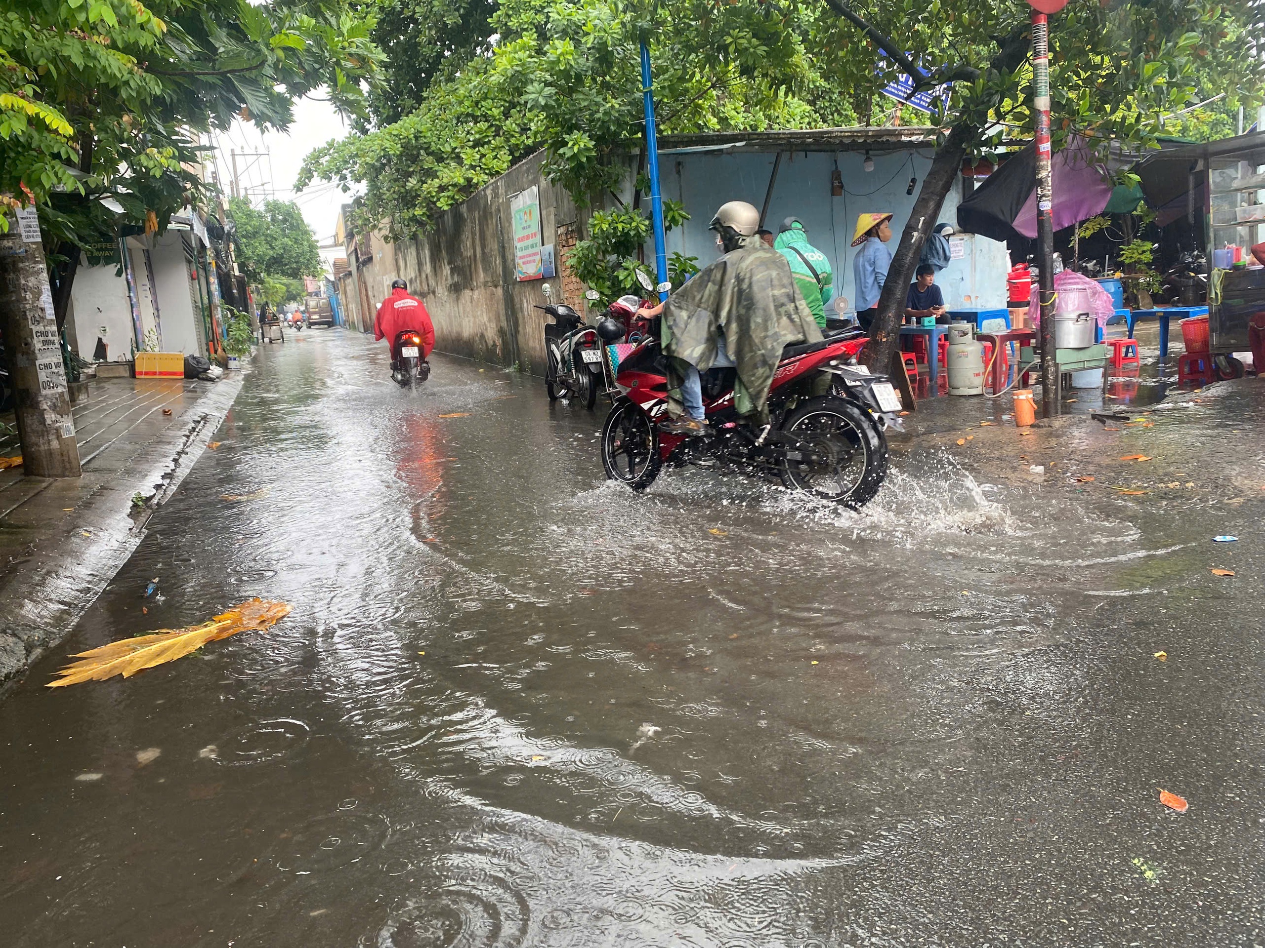 TP HCM: Sáng sớm mưa lớn, gió mạnh, đường lênh láng nước- Ảnh 1.
