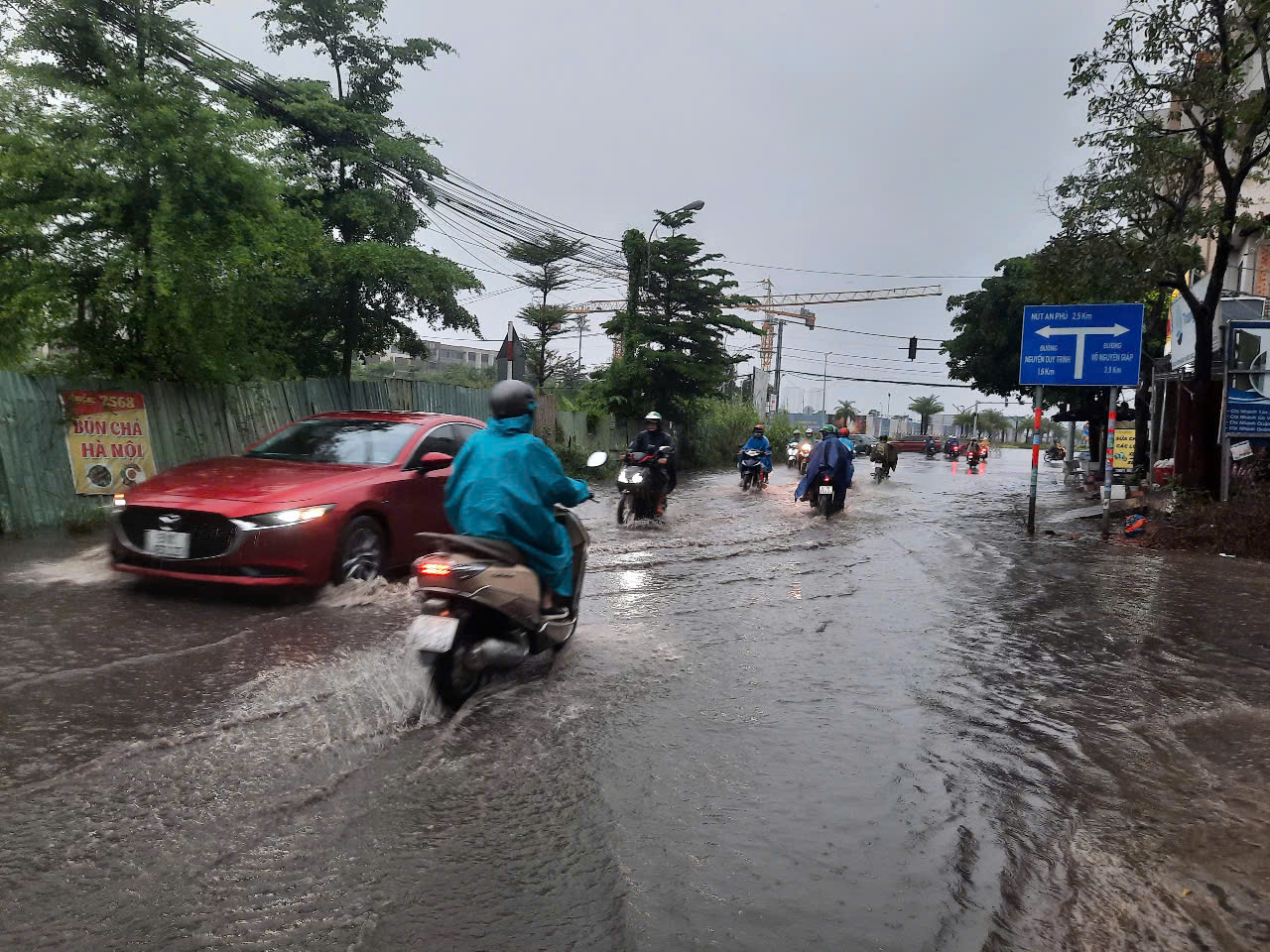 Giờ tan tầm, TP HCM hứng trọn combo: Mưa lớn, đường ngập, kẹt xe - Ảnh 4.