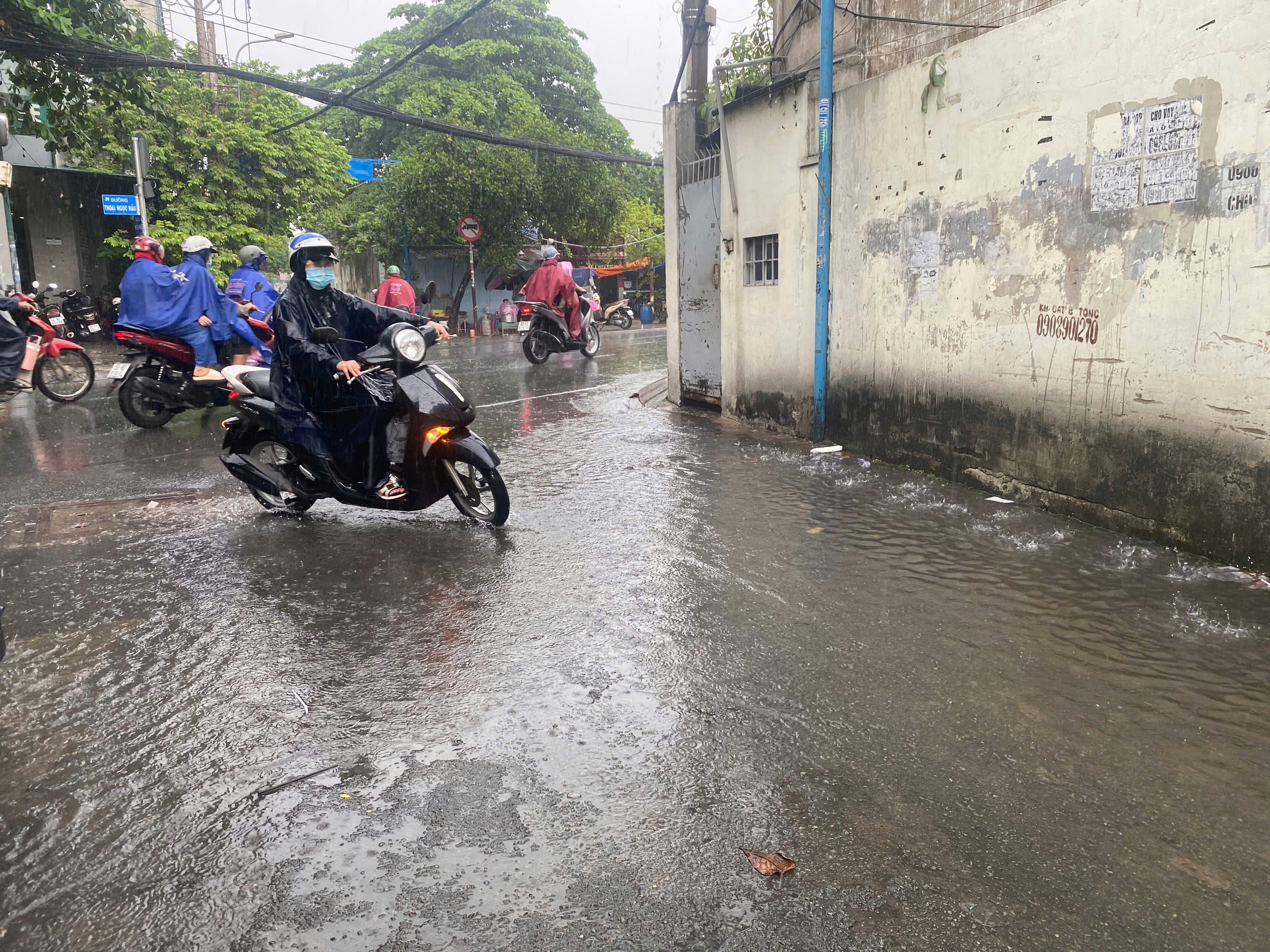 TP HCM: Sáng sớm mưa lớn, gió mạnh, đường lênh láng nước- Ảnh 2.