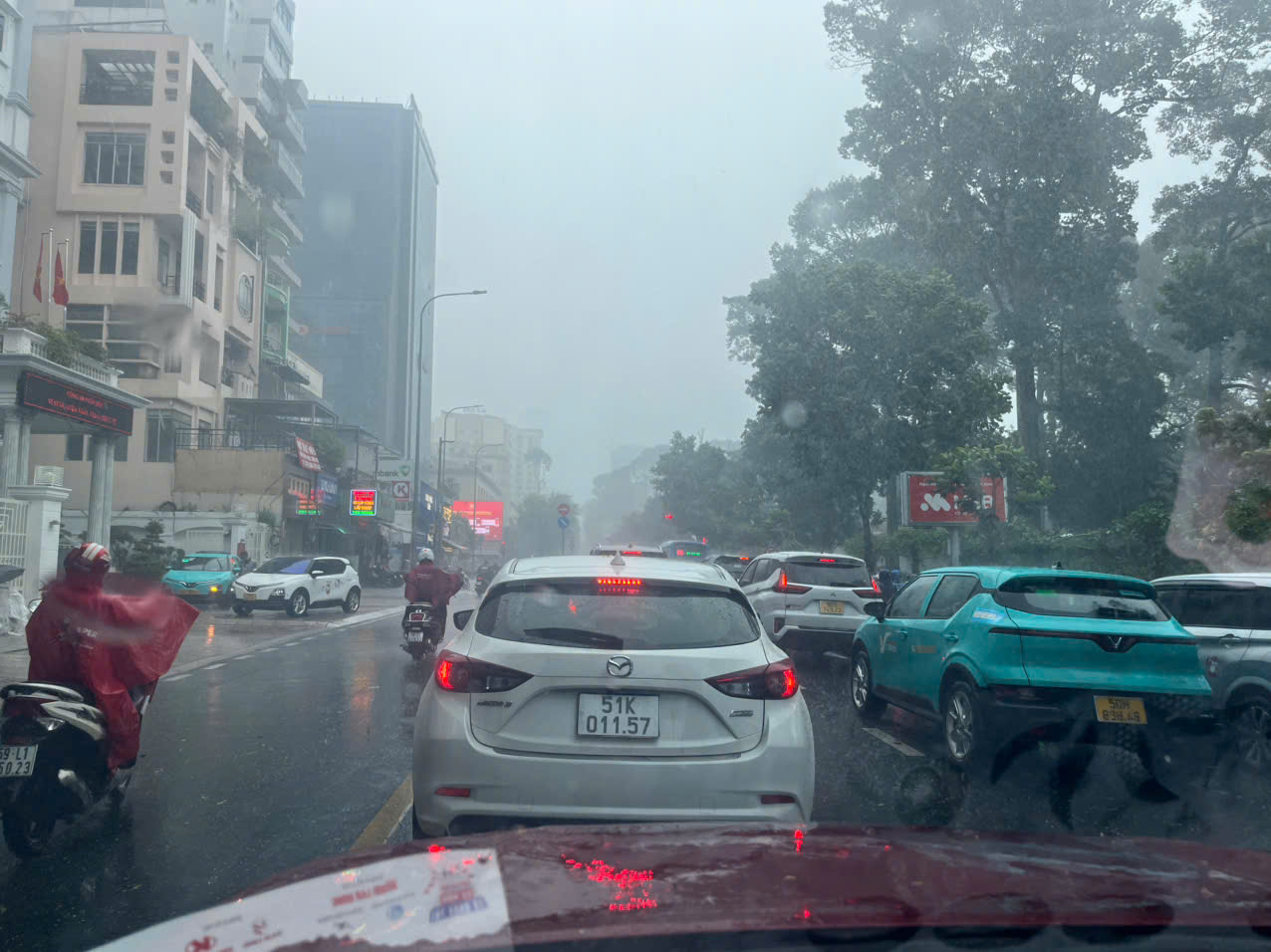 TP HCM: Sáng sớm mưa lớn, gió mạnh, đường lênh láng nước- Ảnh 7.