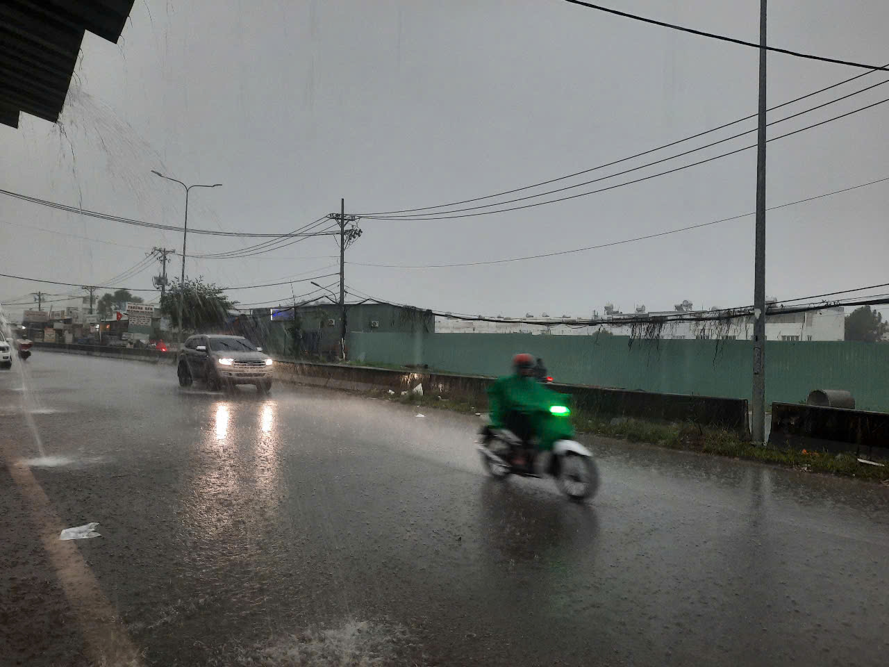 Giờ tan tầm, TP HCM hứng trọn combo: Mưa lớn, đường ngập, kẹt xe - Ảnh 11.