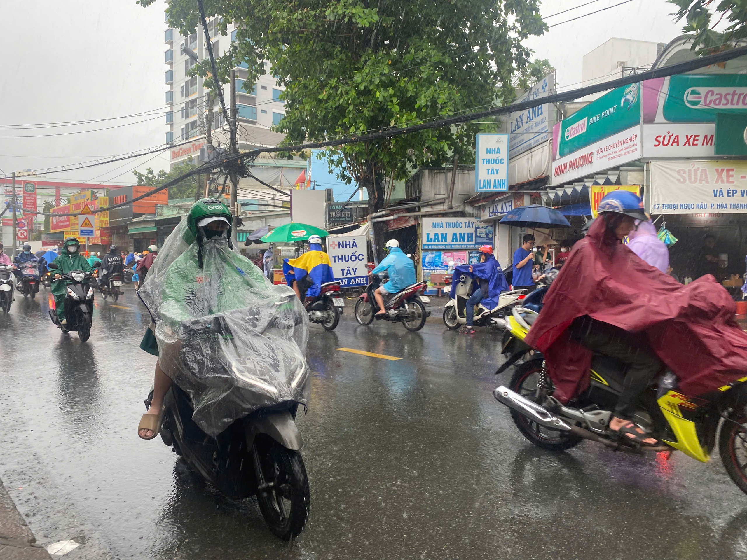 TP HCM: Sáng sớm mưa lớn, gió mạnh, đường lênh láng nước- Ảnh 6.