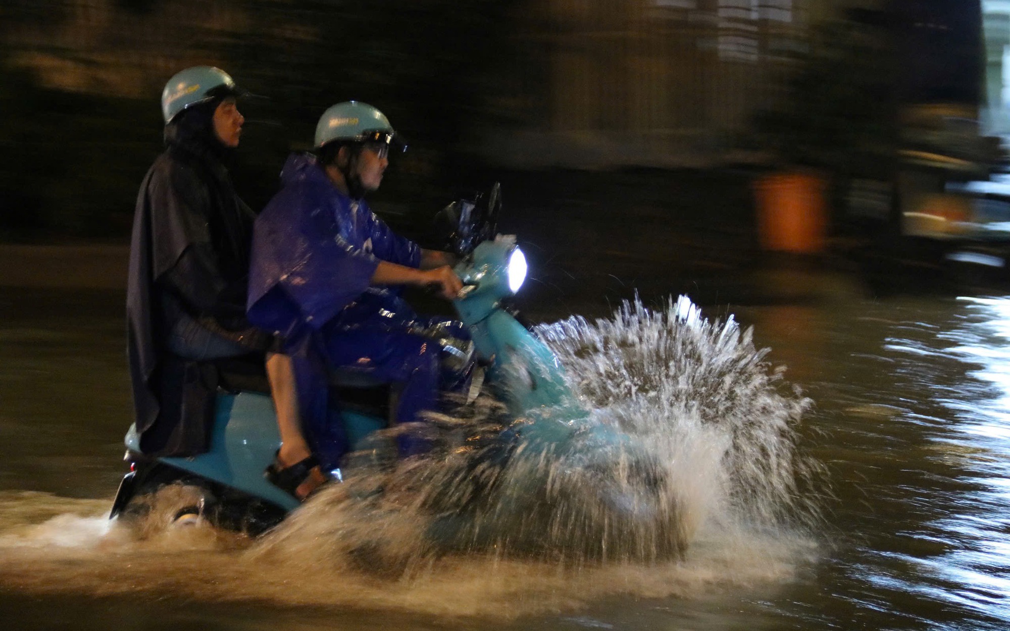 TP HCM tiếp tục mưa lớn, ngập nhiều nơi