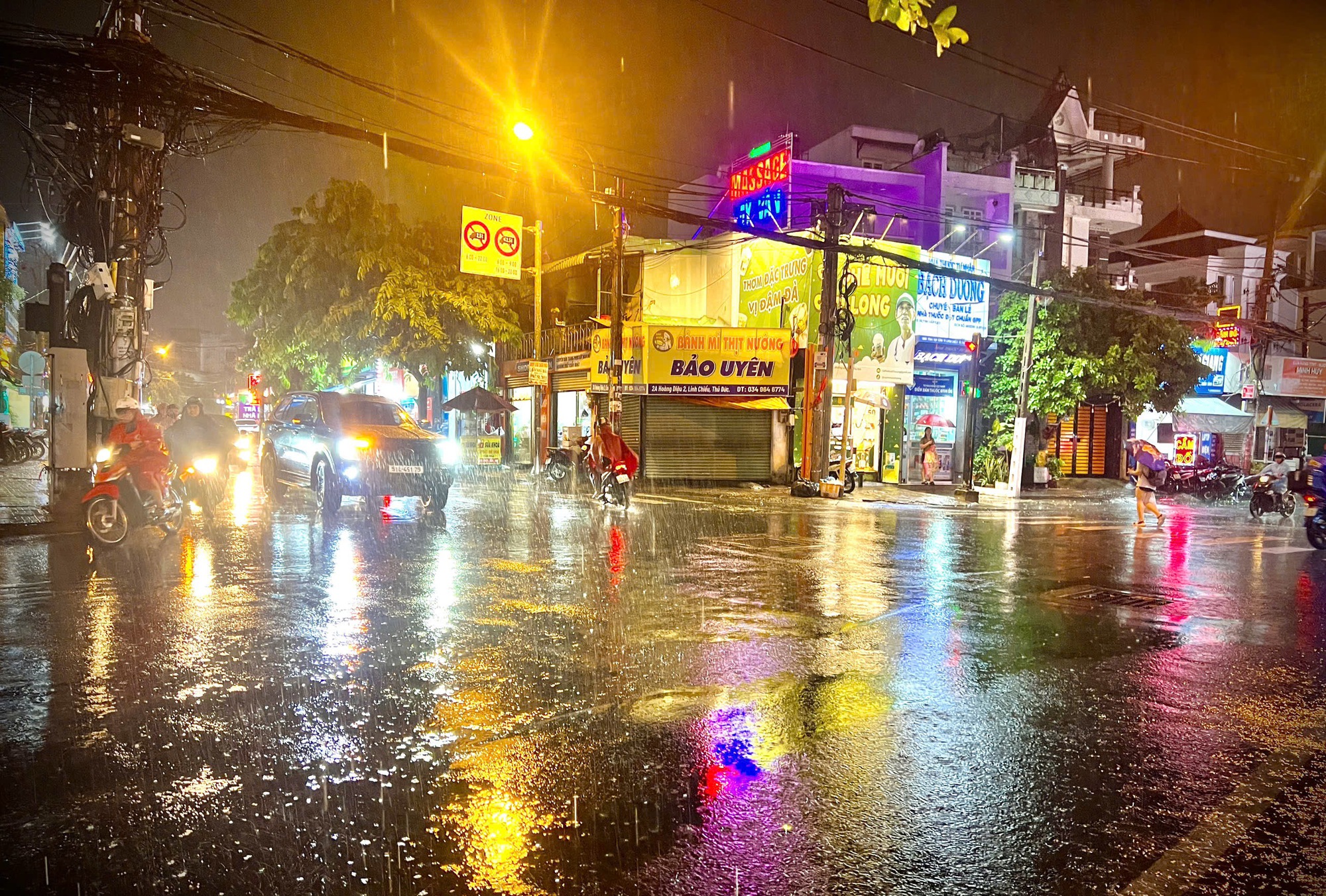 TP HCM tiếp tục mưa lớn, ngập nhiều nơi- Ảnh 8.