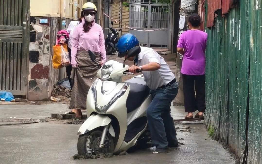 Người đàn ông cố tình đi vào đường mới đổ bê tông có thể bị xử phạt không?