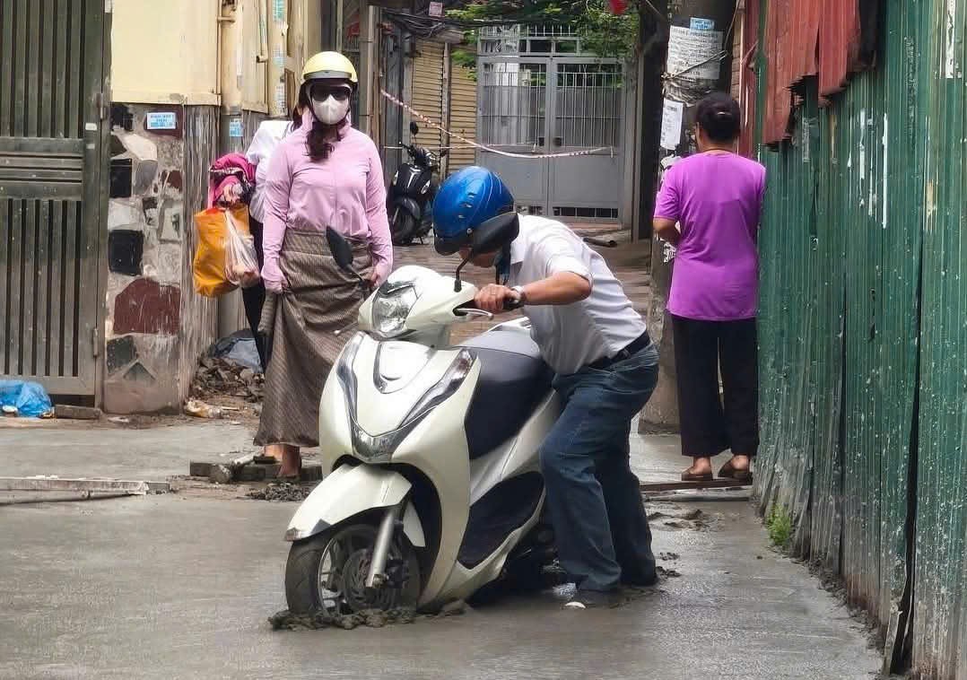 Ph&aacute;p l&yacute; vụ người đ&agrave;n &ocirc;ng cố t&igrave;nh đi v&agrave;o đường mới đổ b&ecirc; t&ocirc;ng ở H&agrave; Nội- Ảnh 1.
