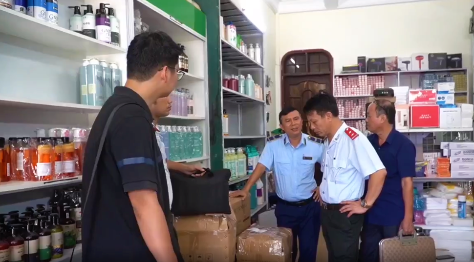 Bóc trần sự thật bên trong cửa hàng mỹ phẩm Tuấn Lài- Ảnh 1.