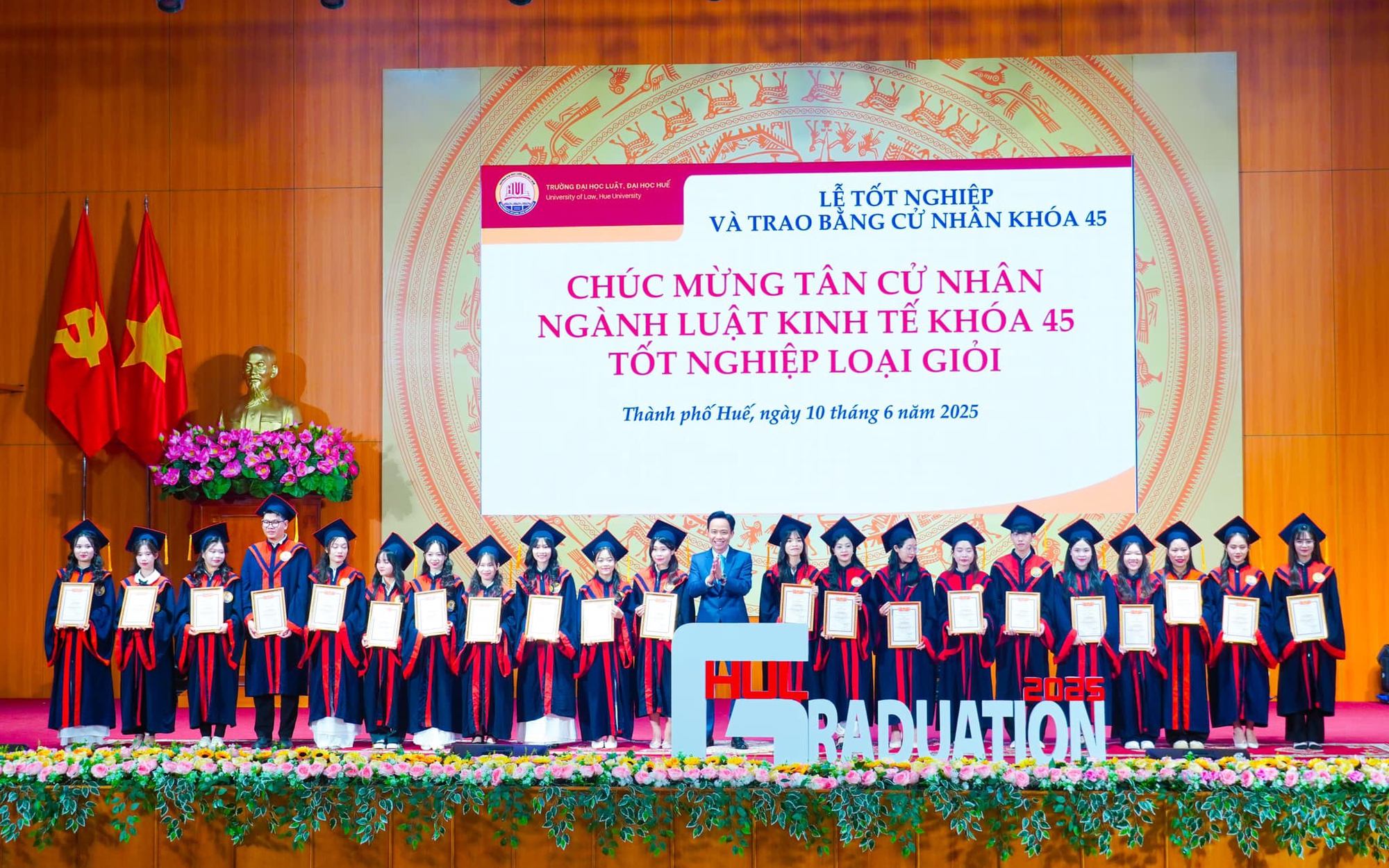 Xúc động lời nhắn của hiệu trưởng gởi sinh viên ngày lễ tốt nghiệp