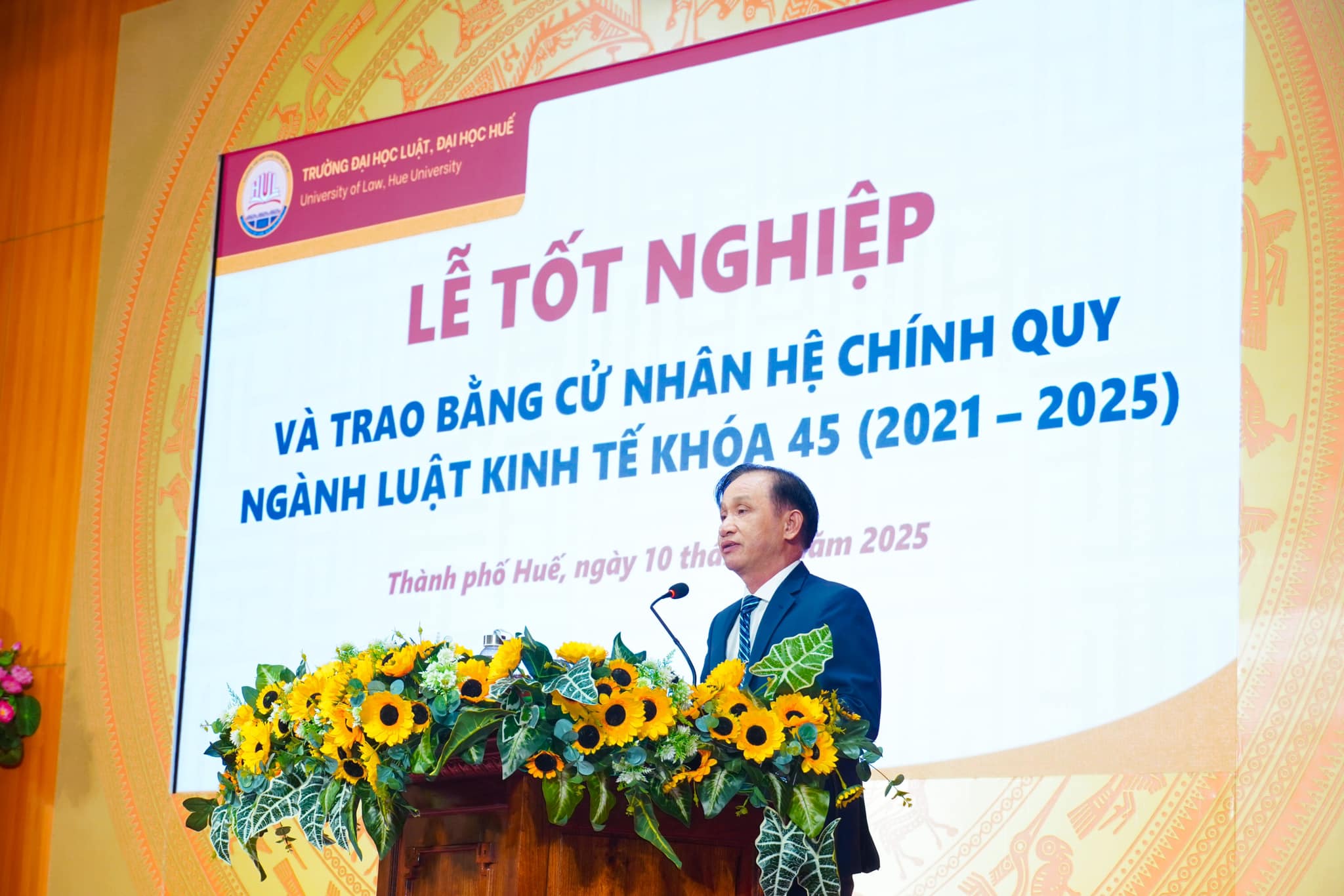 X&uacute;c động lời nhắn nhủ của hiệu trưởng tới sinh vi&ecirc;n ng&agrave;y lễ tốt nghiệp- Ảnh 1.