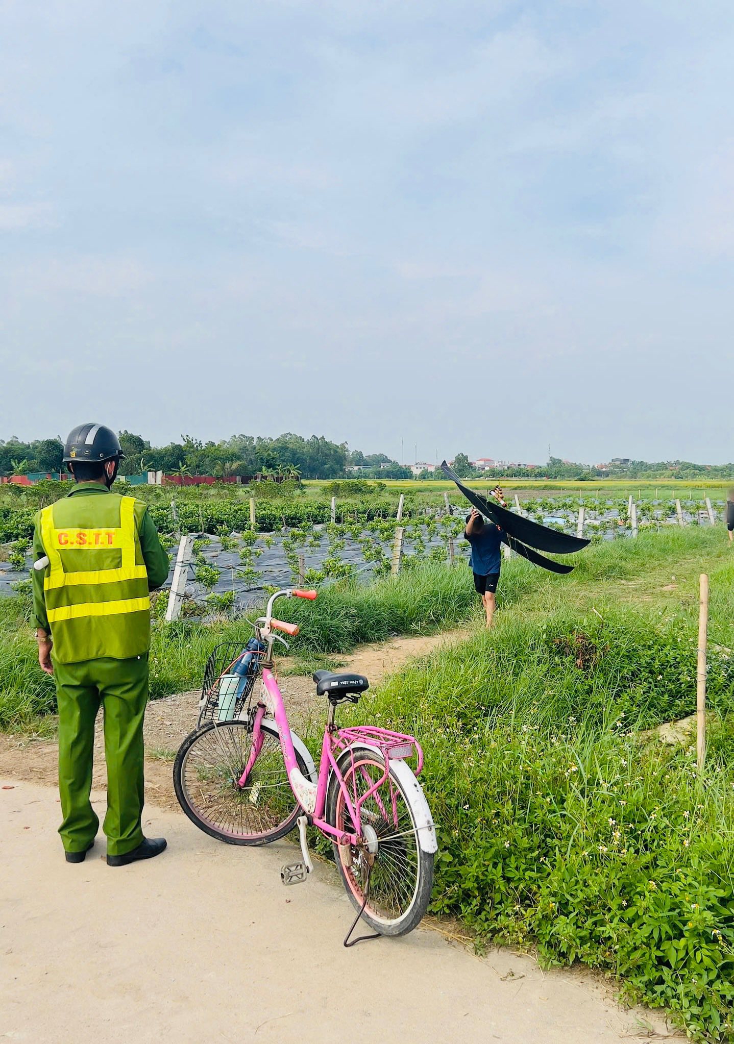 M&aacute;y bay đang hạ c&aacute;nh, phi c&ocirc;ng ph&aacute;t hiện 3 chiếc diều- Ảnh 1.