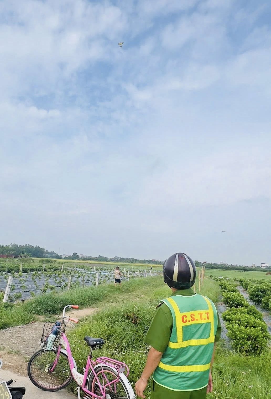 M&aacute;y bay đang hạ c&aacute;nh, phi c&ocirc;ng ph&aacute;t hiện 3 chiếc diều- Ảnh 2.