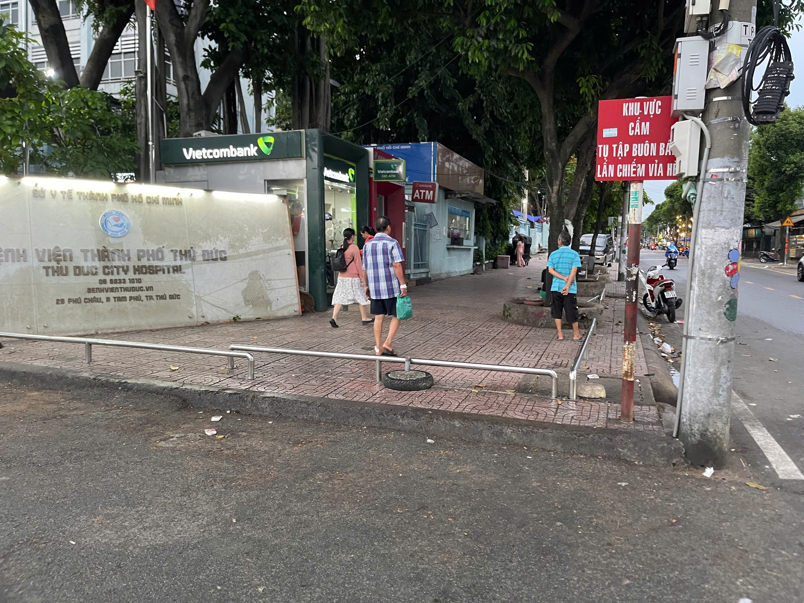 Bất ngờ h&igrave;nh ảnh trước cổng bệnh viện sau phản &aacute;nh của B&aacute;o Người Lao Động - Ảnh 6.