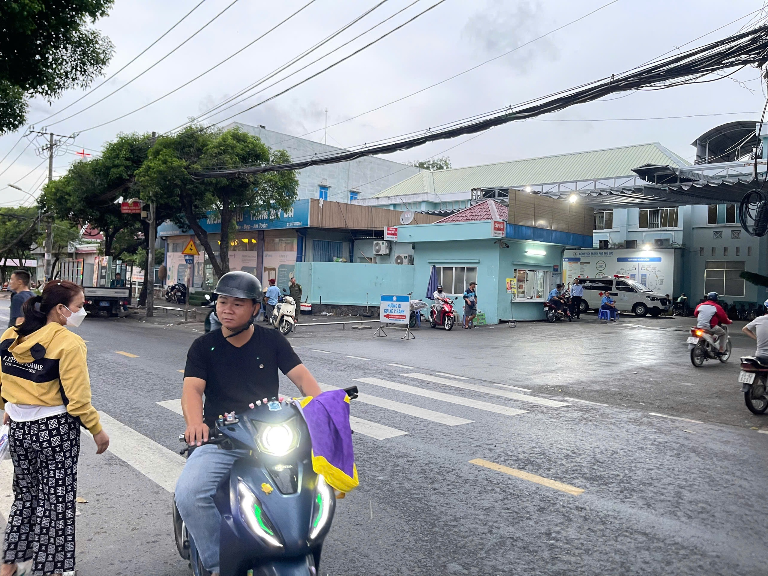 Bất ngờ h&igrave;nh ảnh trước cổng bệnh viện sau phản &aacute;nh của B&aacute;o Người Lao Động - Ảnh 5.