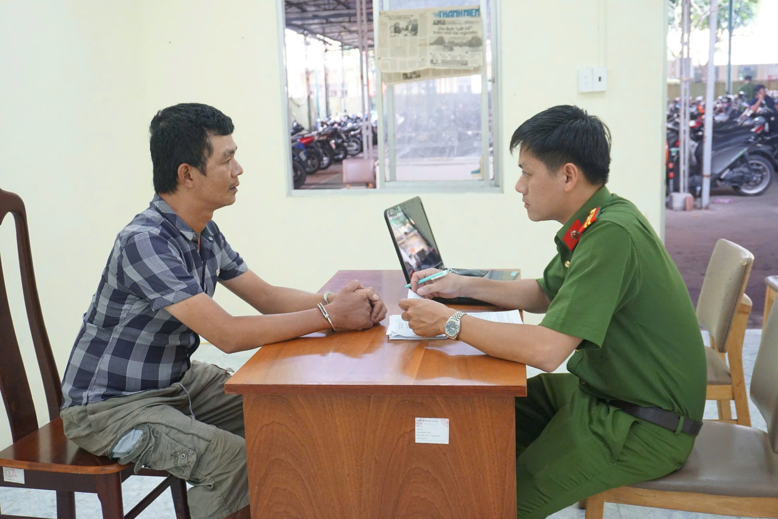 Công an TP HCM bắt 2 đối tượng xúc phạm Trung tướng Lê Hồng Nam- Ảnh 1.