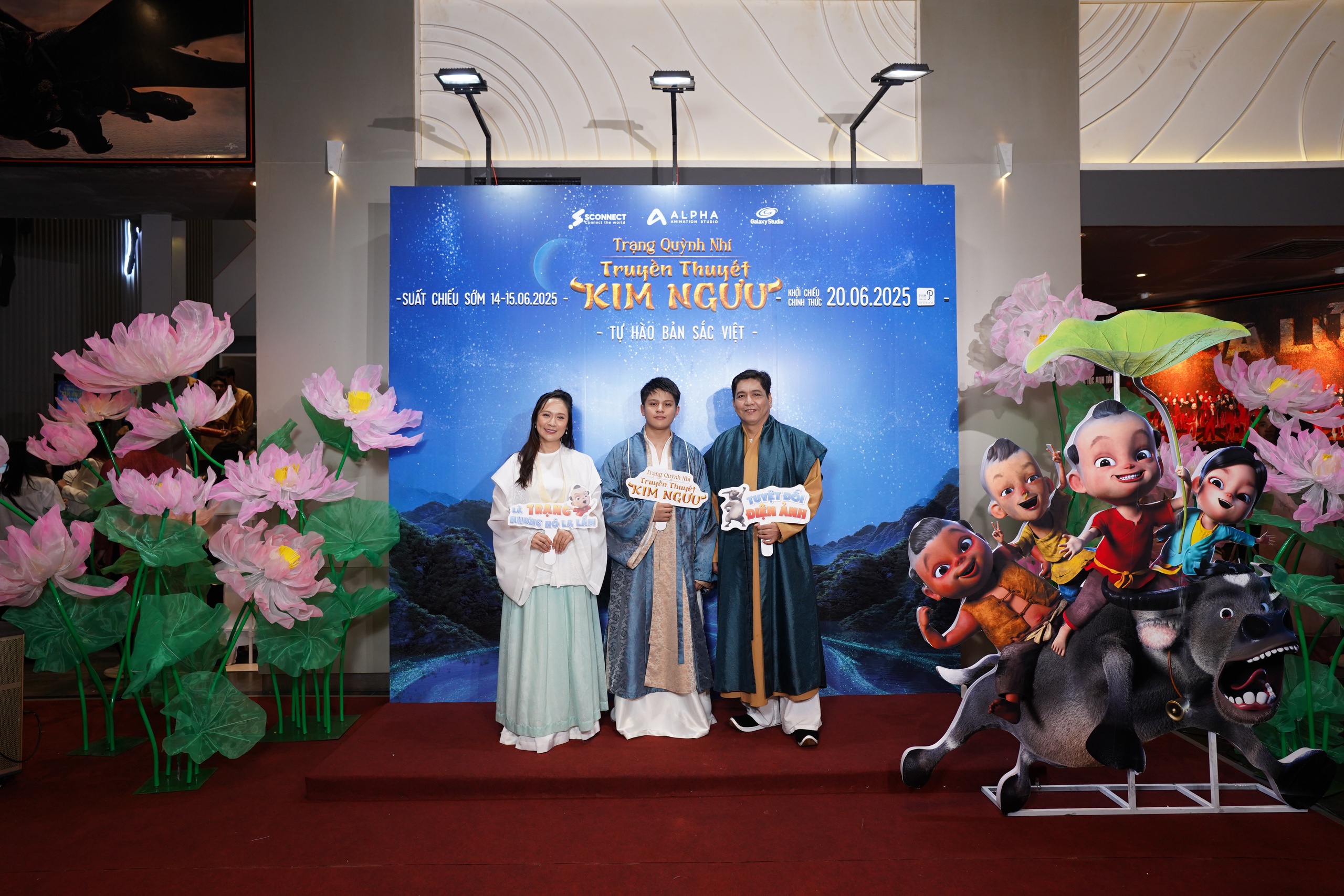 Gia đ&igrave;nh Thanh Th&uacute;y &ndash; NSƯT Đức Thịnh "trẩy hội" thảm đỏ hoạt h&igrave;nh - Ảnh 1.