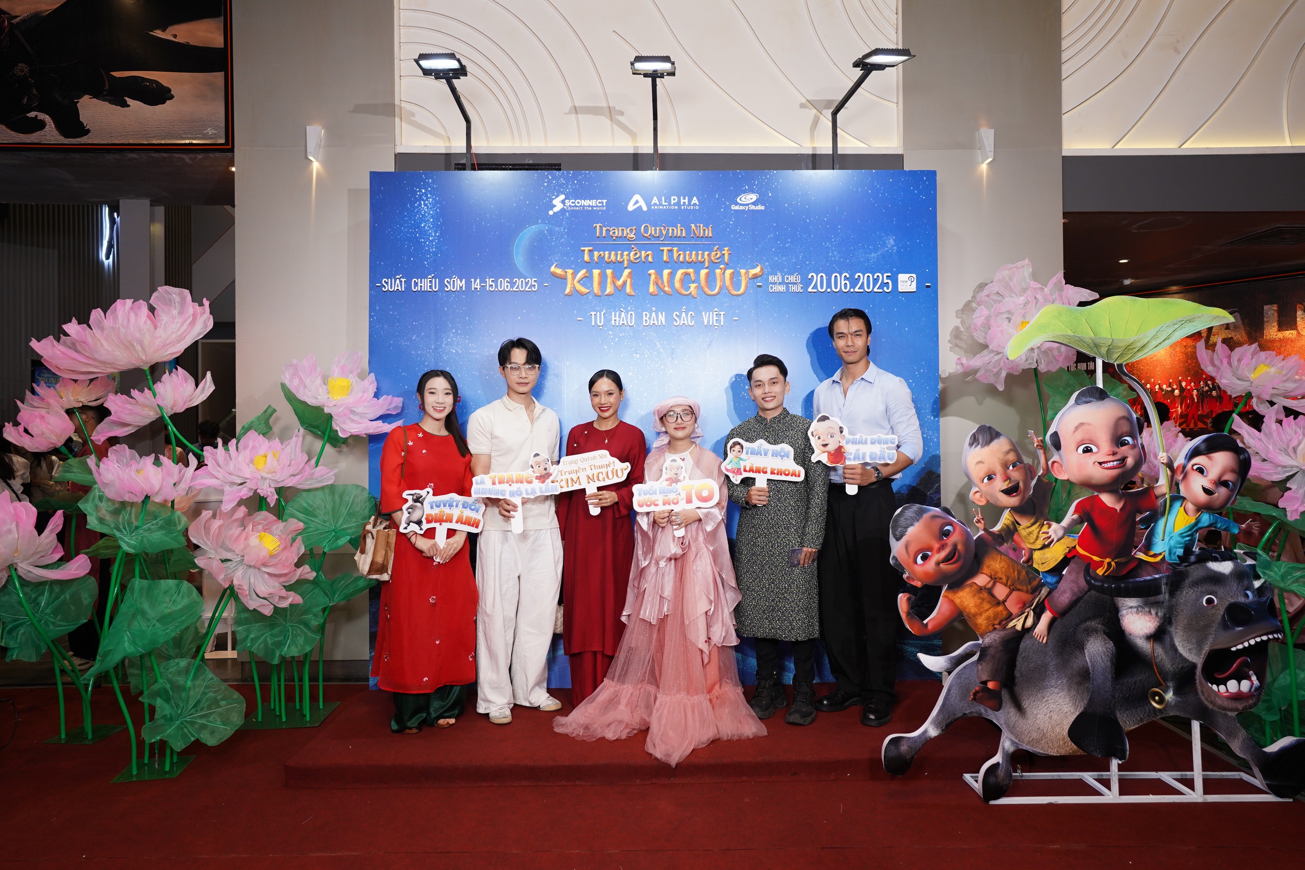 Gia đ&igrave;nh Thanh Th&uacute;y &ndash; NSƯT Đức Thịnh "trẩy hội" thảm đỏ hoạt h&igrave;nh - Ảnh 11.