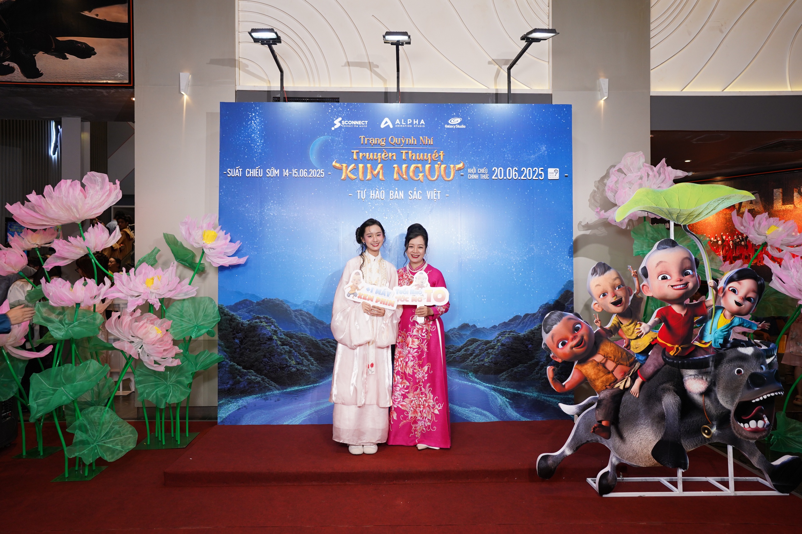 Gia đ&igrave;nh Thanh Th&uacute;y &ndash; NSƯT Đức Thịnh "trẩy hội" thảm đỏ hoạt h&igrave;nh - Ảnh 6.