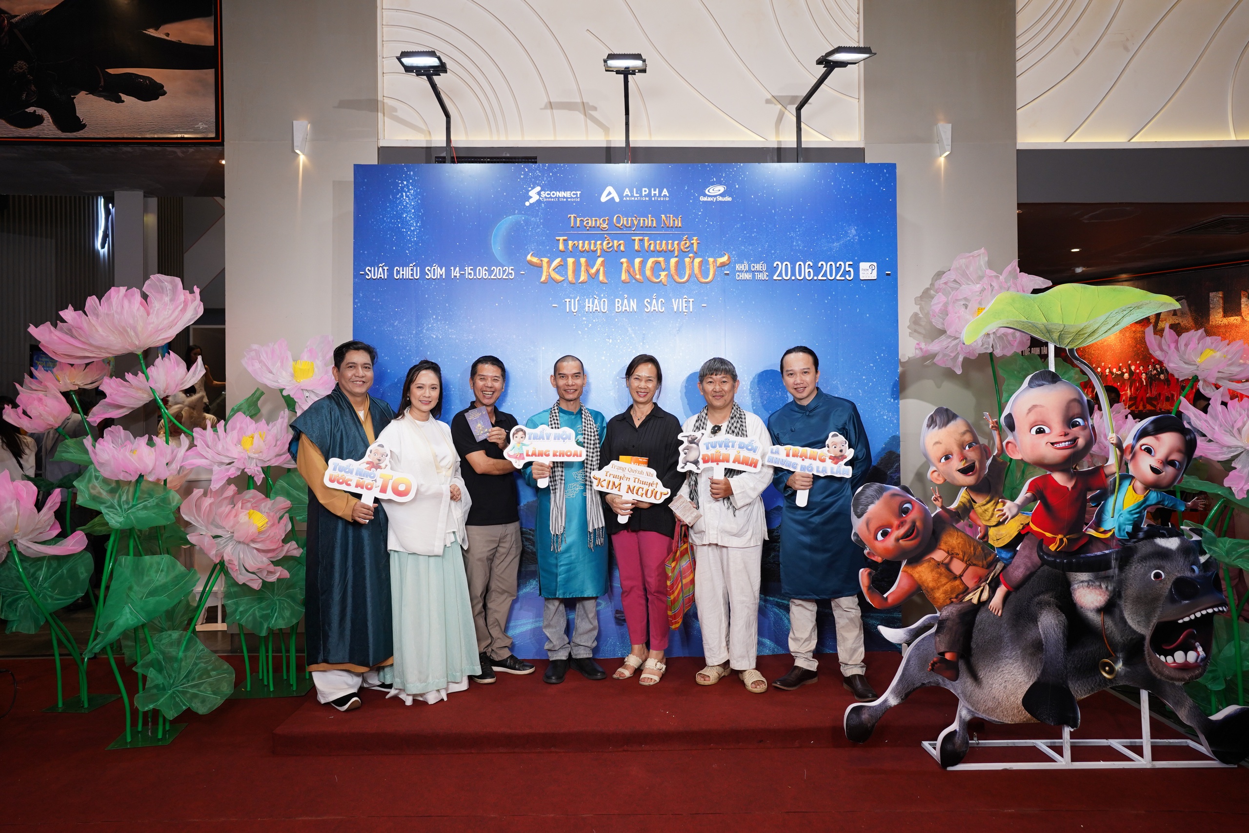 Gia đ&igrave;nh Thanh Th&uacute;y &ndash; NSƯT Đức Thịnh "trẩy hội" thảm đỏ hoạt h&igrave;nh - Ảnh 2.