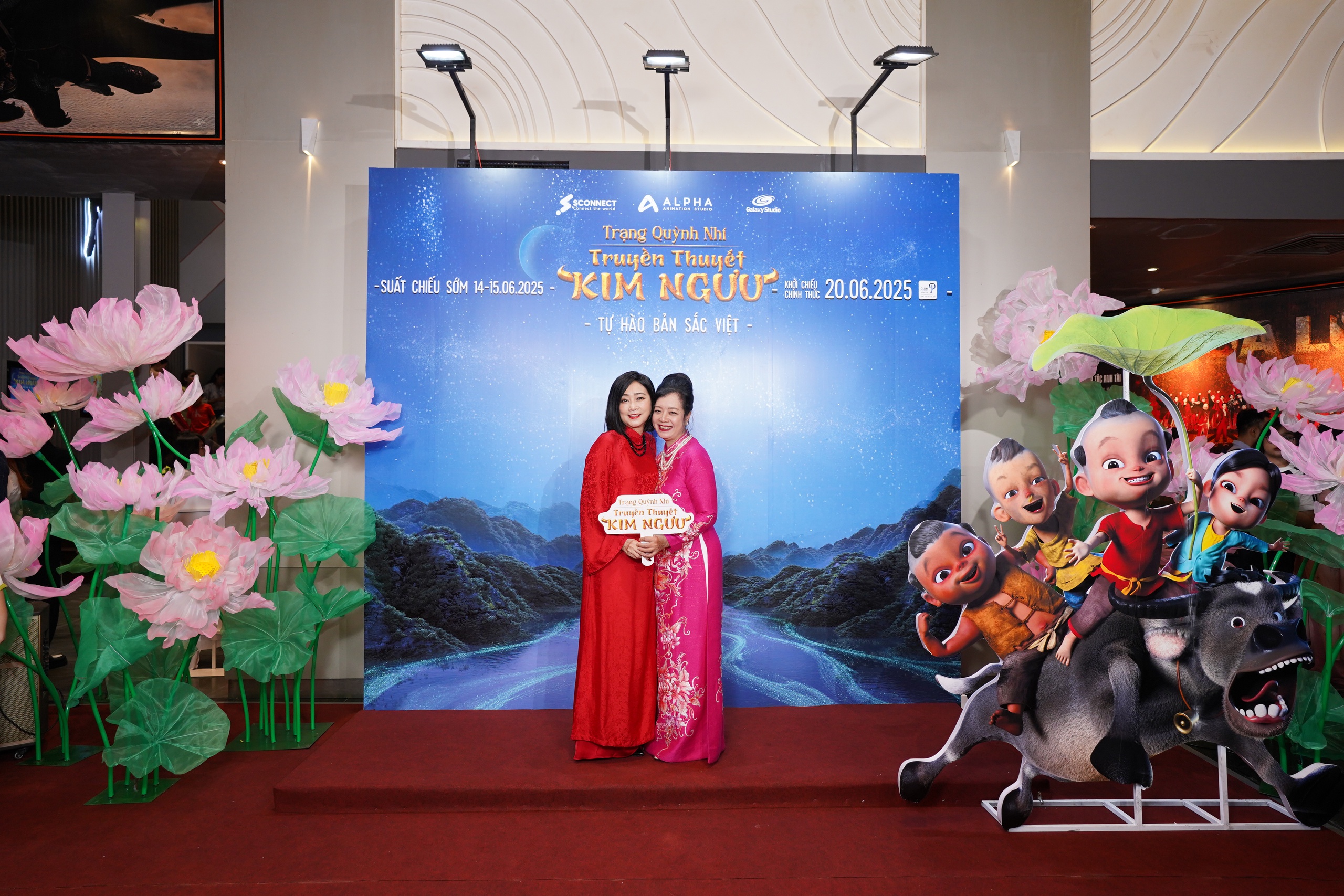 Gia đ&igrave;nh Thanh Th&uacute;y &ndash; NSƯT Đức Thịnh "trẩy hội" thảm đỏ hoạt h&igrave;nh - Ảnh 4.