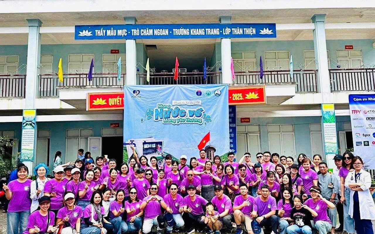 Nhóm Tim Tím mang nước sạch, khám bệnh cho 650 người ở Hà Giang