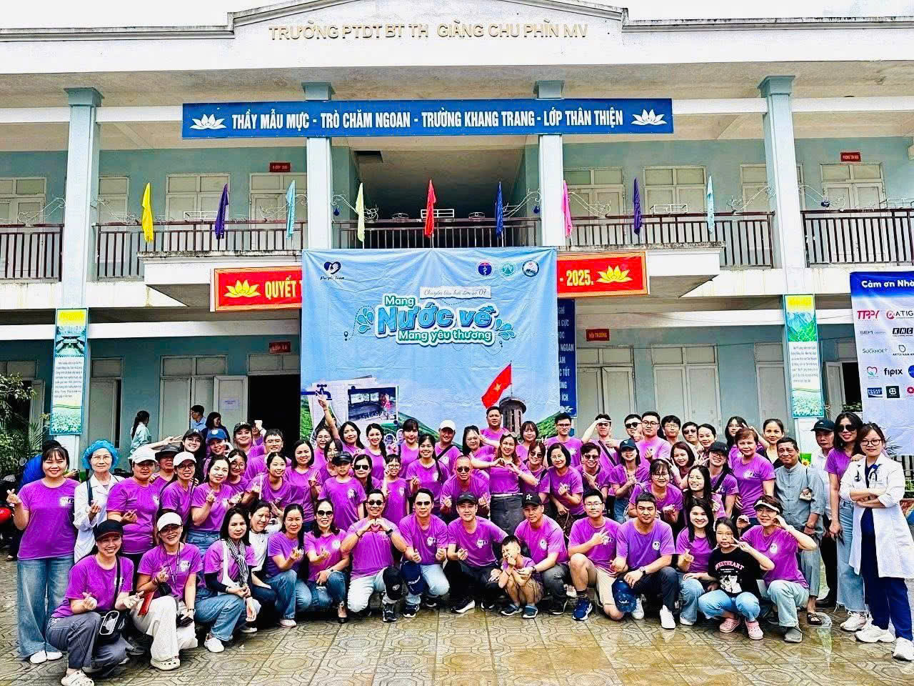 Tim T&iacute;m mang nước sạch, kh&aacute;m bệnh cho 650 người ở H&agrave; Giang - Ảnh 1.