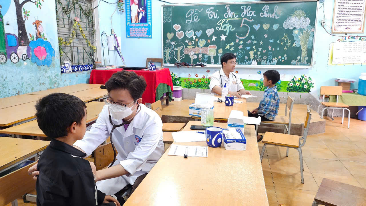 Tim T&iacute;m mang nước sạch, kh&aacute;m bệnh cho 650 người ở H&agrave; Giang - Ảnh 2.