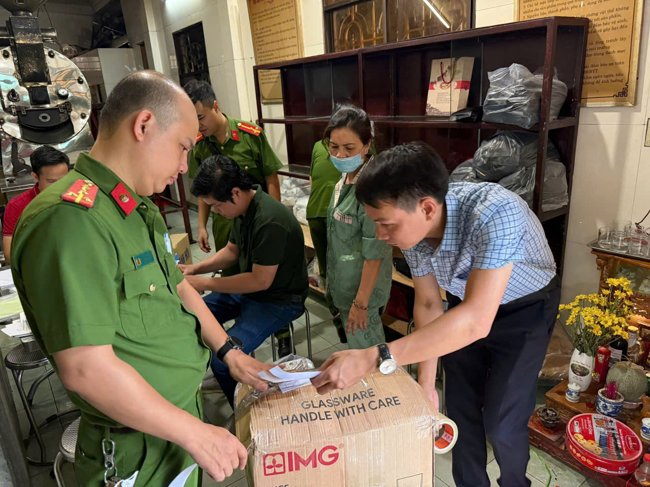 B&iacute; mật nguy&ecirc;n liệu pha trộn trong g&oacute;i c&agrave; ph&ecirc; bột Gia C&aacute;t - Ảnh 1.