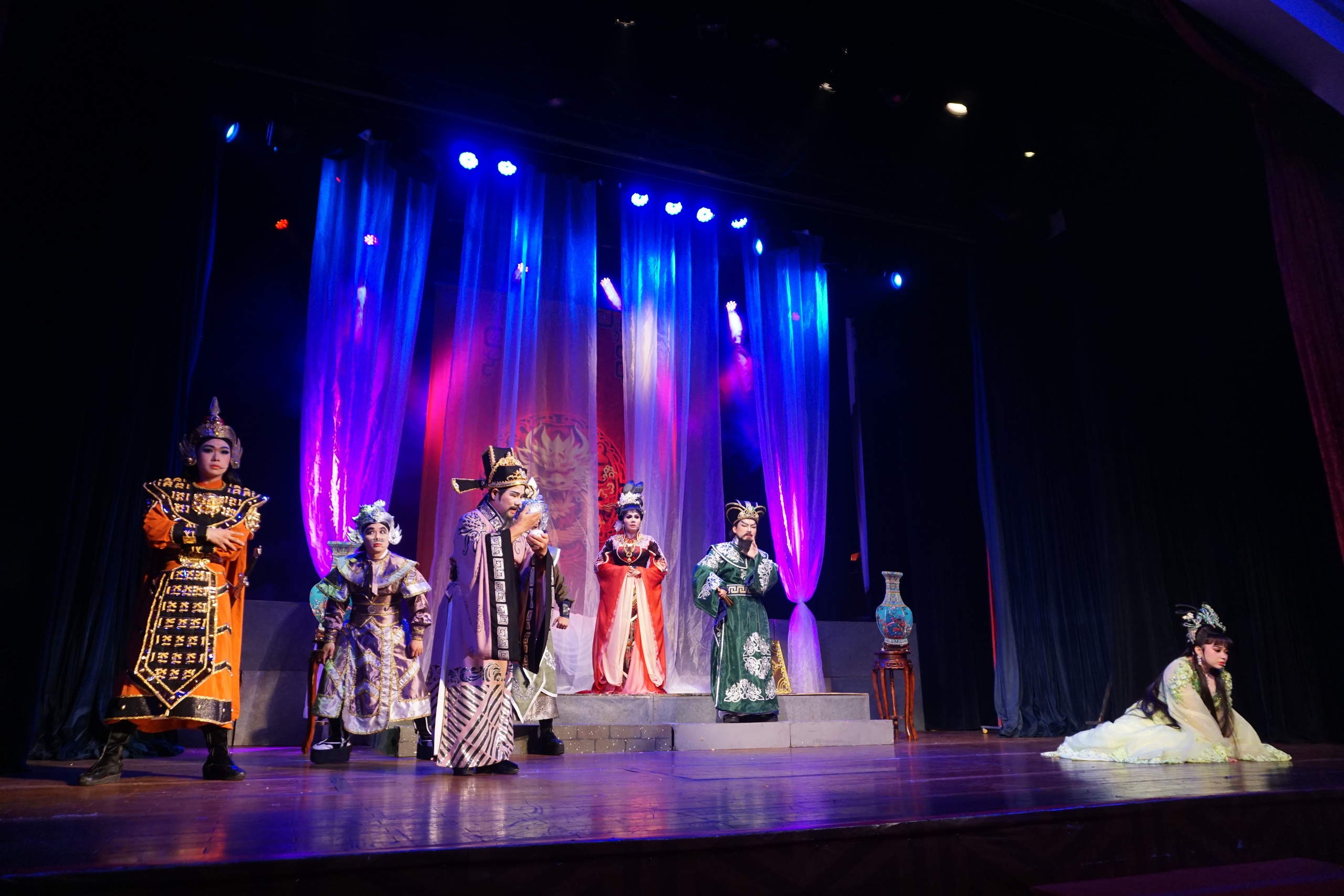 Trinh Trinh, Tú Sương, Xuân Trúc tạo dấu ấn đẹp cho "San Hậu" - Ảnh 1.