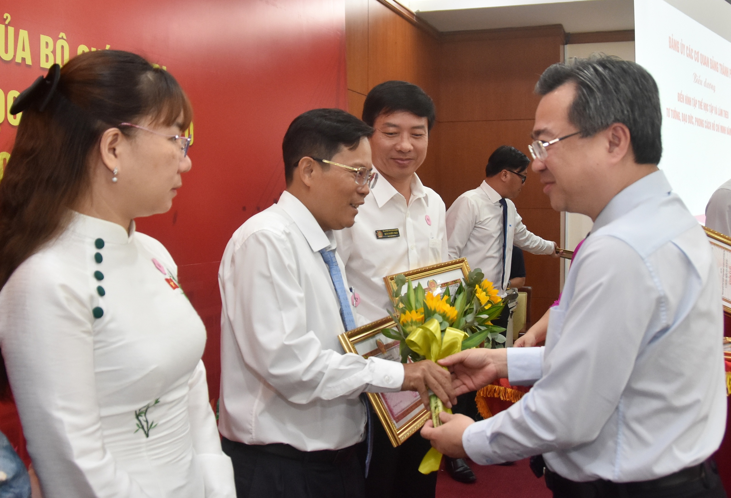 TP HCM: Tuyên dương 102 điển hình học Bác- Ảnh 3.
