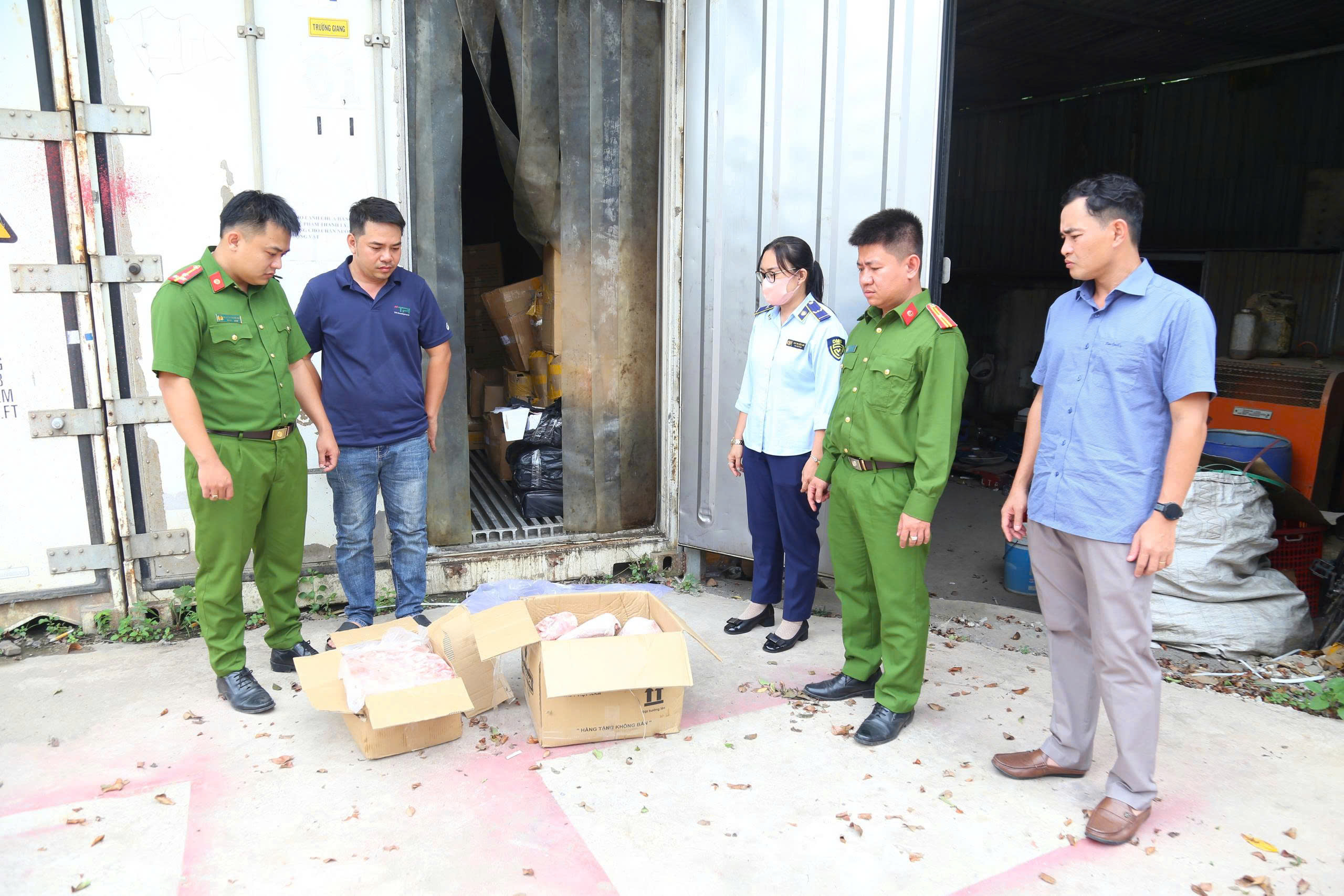 Giật m&igrave;nh h&igrave;nh ảnh hơn 11 tấn ch&acirc;n g&agrave;, thịt heo đ&ocirc;ng lạnh kh&ocirc;ng r&otilde; nguồn gốc- Ảnh 3.