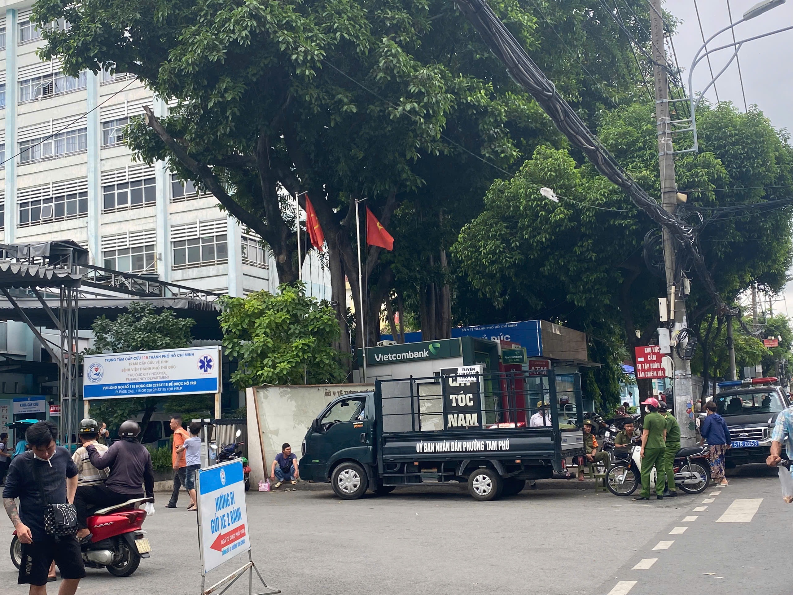 Bất ngờ h&igrave;nh ảnh trước cổng bệnh viện sau phản &aacute;nh của B&aacute;o Người Lao Động - Ảnh 4.