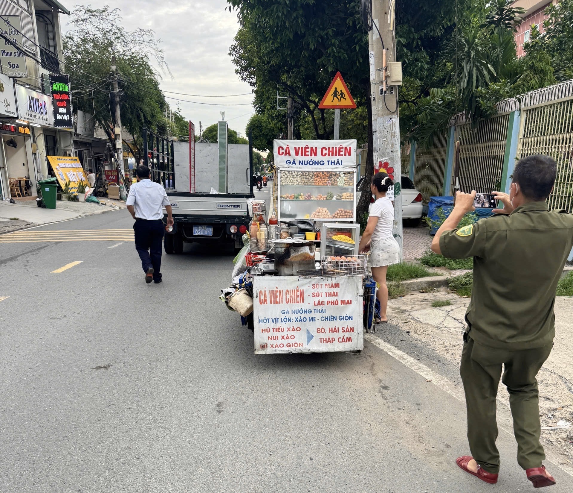 Bất ngờ h&igrave;nh ảnh trước cổng bệnh viện sau phản &aacute;nh của B&aacute;o Người Lao Động - Ảnh 1.