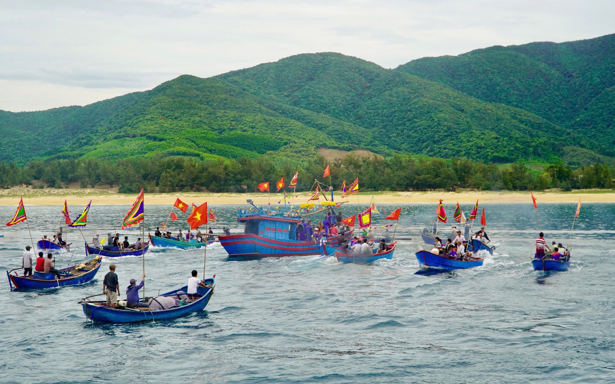 Duyên dáng những tà áo dài trong lễ hội cầu ngư ở vạn chài Lộ Diêu