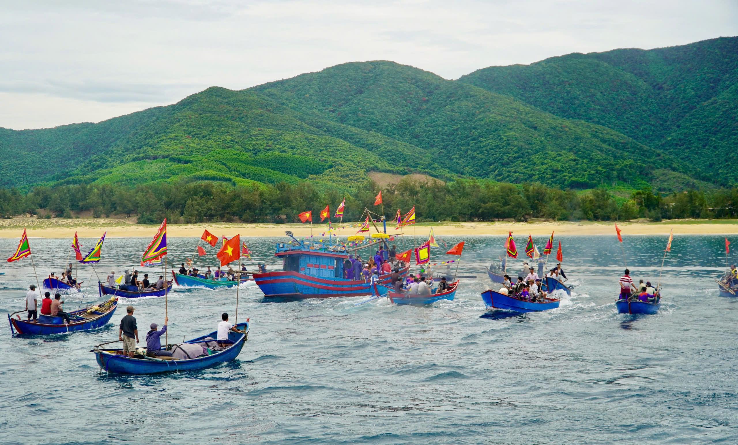 Duy&ecirc;n d&aacute;ng những t&agrave; &aacute;o d&agrave;i trong lễ hội cầu ngư ở vạn ch&agrave;i Lộ Di&ecirc;u- Ảnh 1.