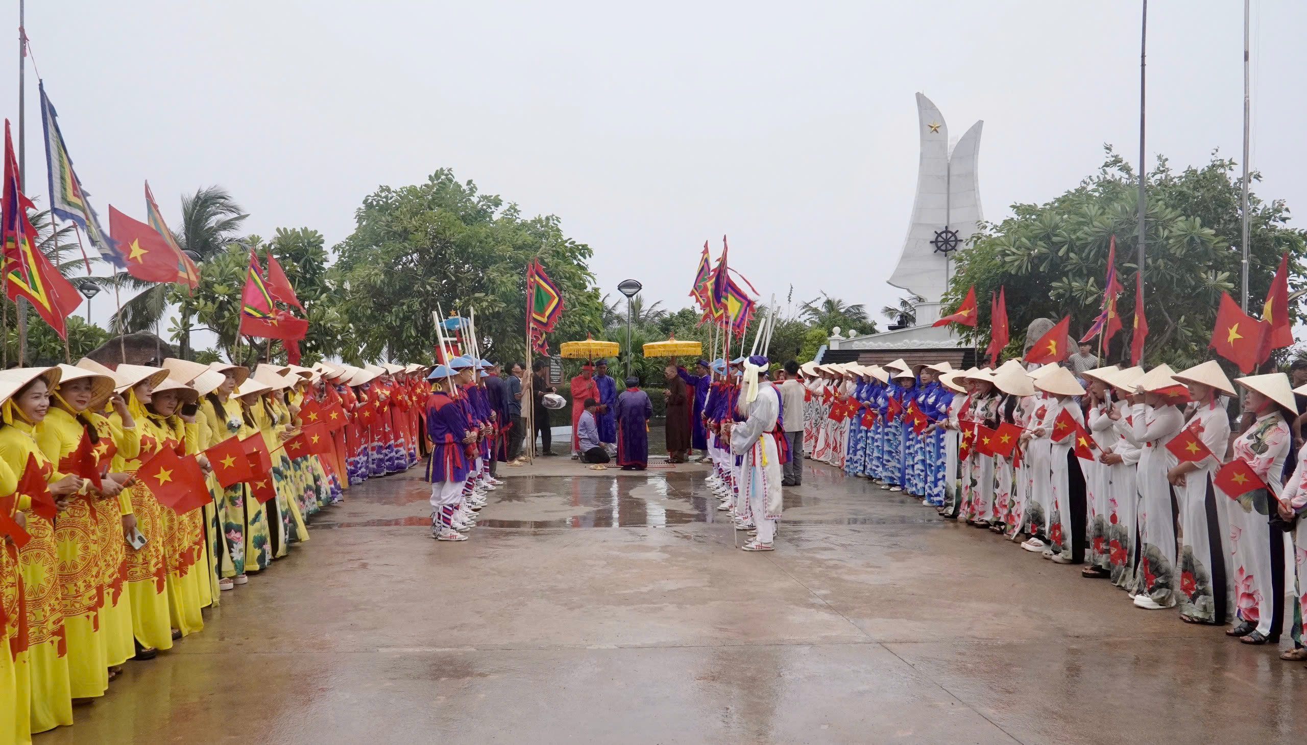 Duy&ecirc;n d&aacute;ng những t&agrave; &aacute;o d&agrave;i trong lễ hội cầu ngư ở vạn ch&agrave;i Lộ Di&ecirc;u- Ảnh 3.