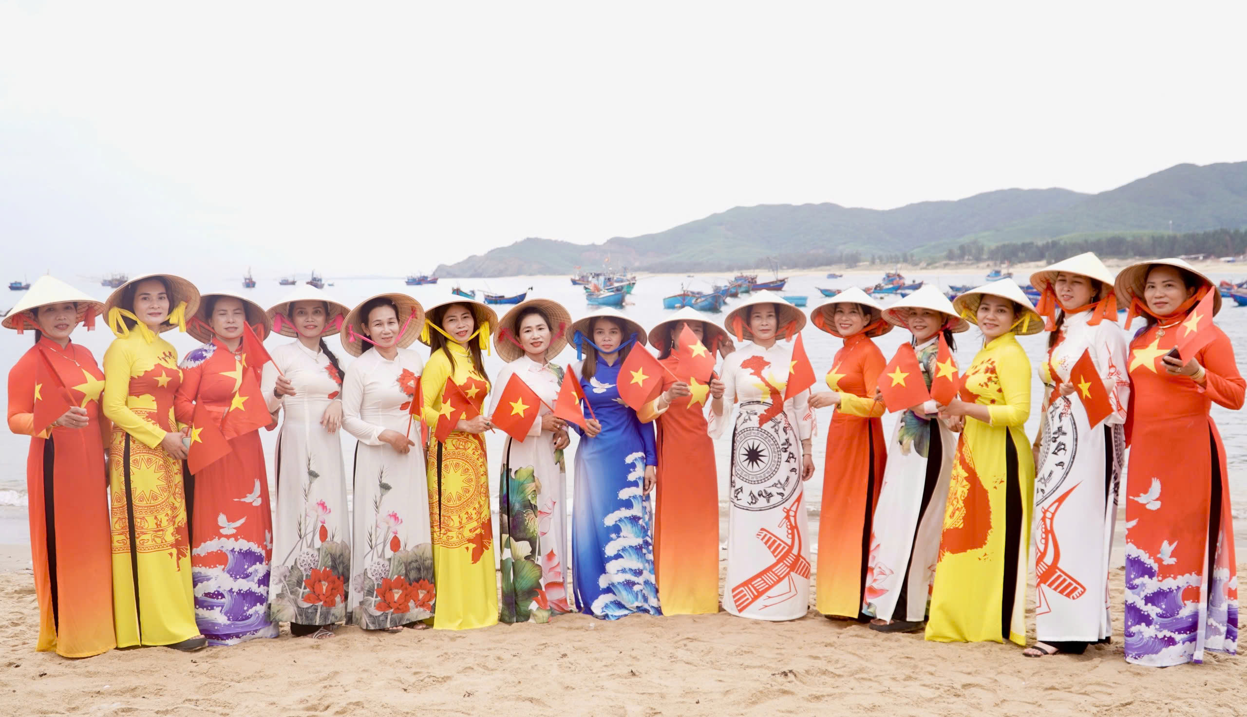 Duy&ecirc;n d&aacute;ng những t&agrave; &aacute;o d&agrave;i trong lễ hội cầu ngư ở vạn ch&agrave;i Lộ Di&ecirc;u- Ảnh 4.