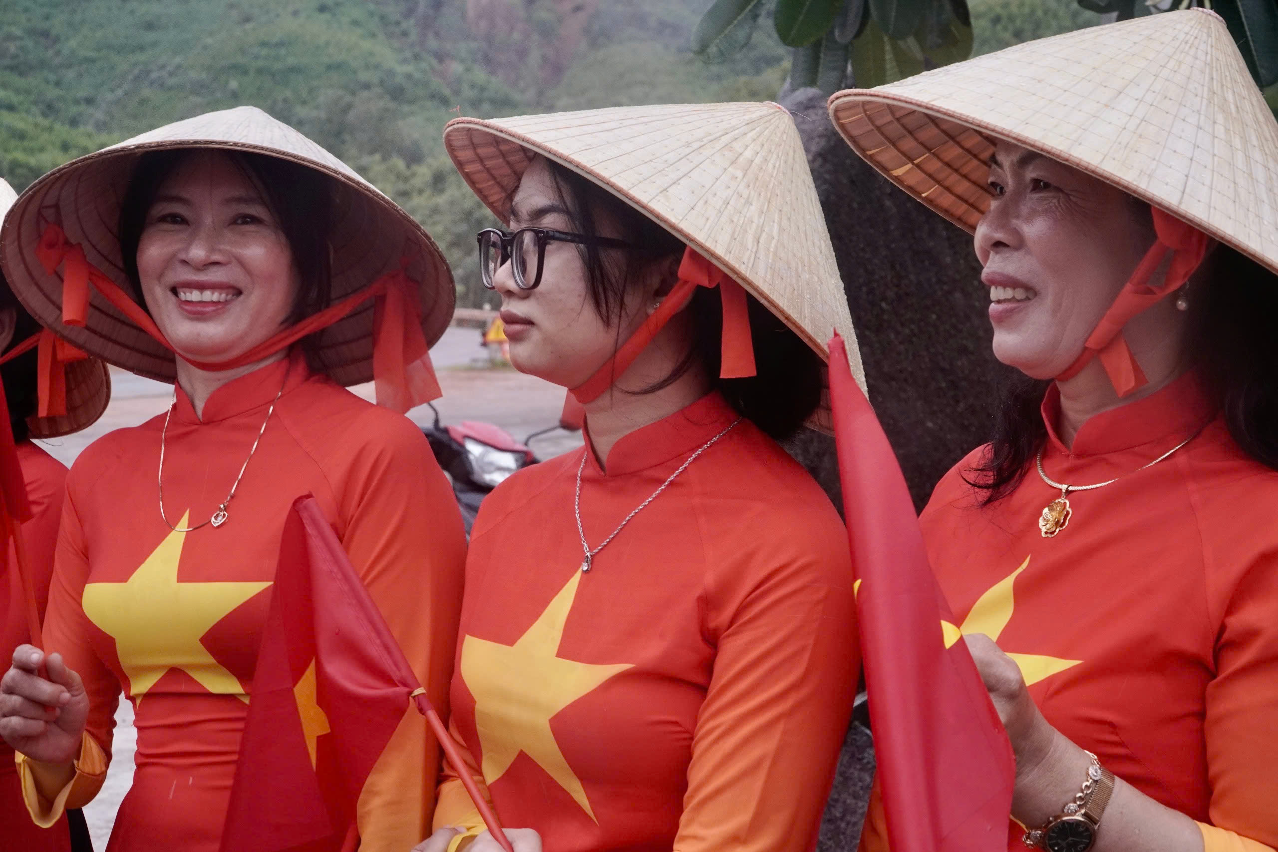 Duy&ecirc;n d&aacute;ng những t&agrave; &aacute;o d&agrave;i trong lễ hội cầu ngư ở vạn ch&agrave;i Lộ Di&ecirc;u- Ảnh 5.