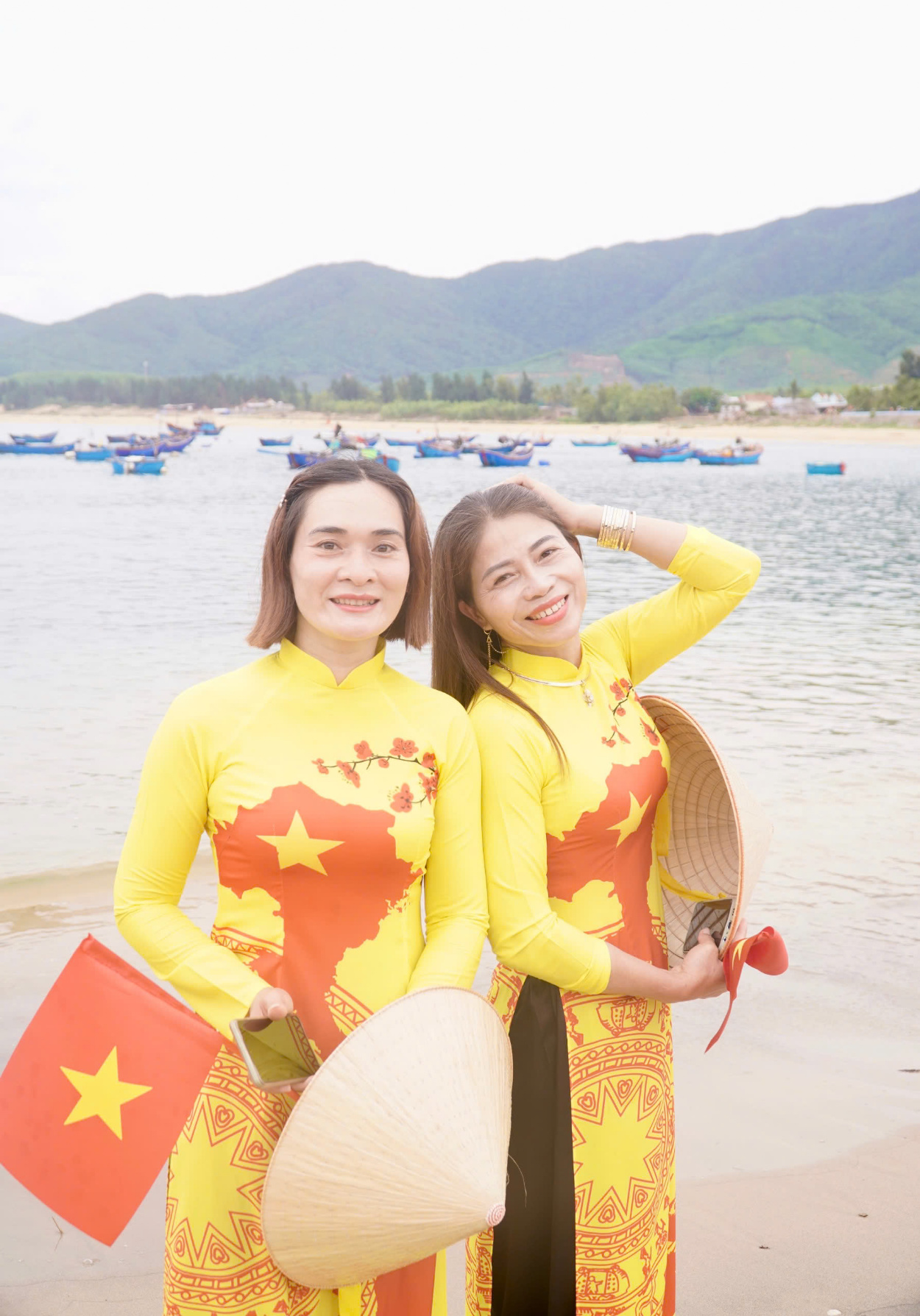 Duy&ecirc;n d&aacute;ng những t&agrave; &aacute;o d&agrave;i trong lễ hội cầu ngư ở vạn ch&agrave;i Lộ Di&ecirc;u- Ảnh 7.