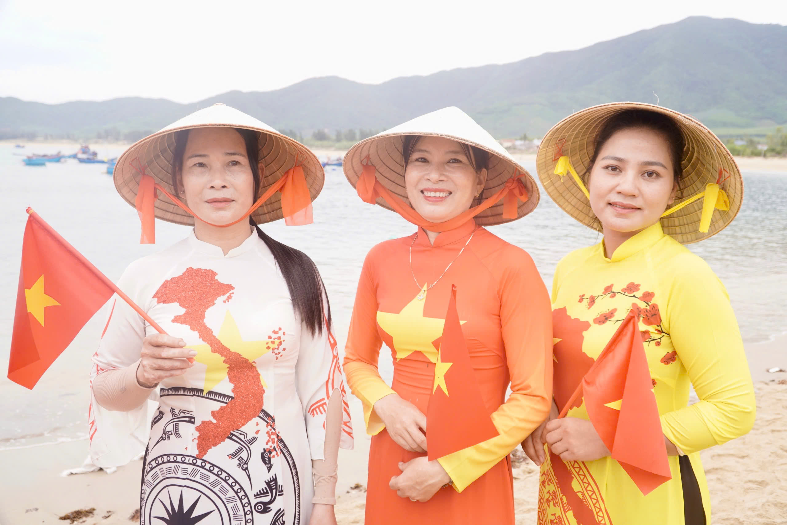 Duy&ecirc;n d&aacute;ng những t&agrave; &aacute;o d&agrave;i trong lễ hội cầu ngư ở vạn ch&agrave;i Lộ Di&ecirc;u- Ảnh 8.