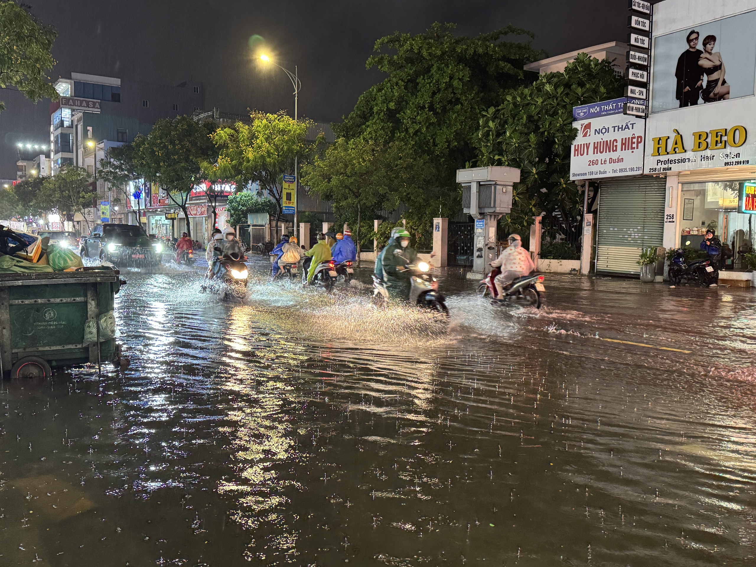 Đà Nẵng: Mưa xối xả giữa mùa hè, nhiều tuyến phố ngập cục bộ- Ảnh 5.