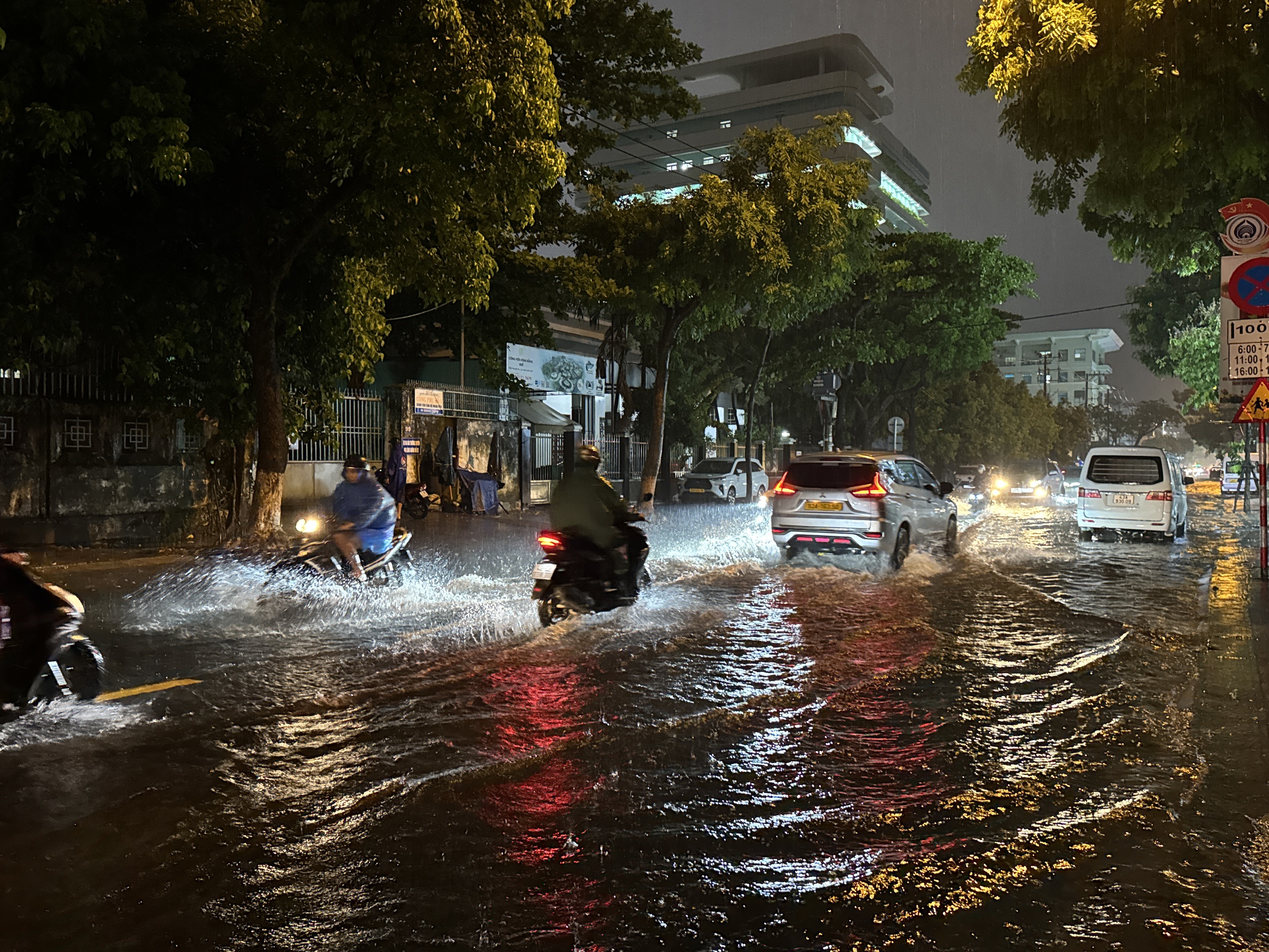 Đà Nẵng: Mưa xối xả giữa mùa hè, nhiều tuyến phố ngập cục bộ- Ảnh 9.