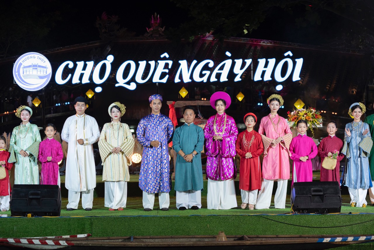 Nh&agrave; thiết kế Việt H&ugrave;ng muốn "khi mất đi, con ch&aacute;u kh&ocirc;ng phải c&uacute;i đầu"   - Ảnh 8.