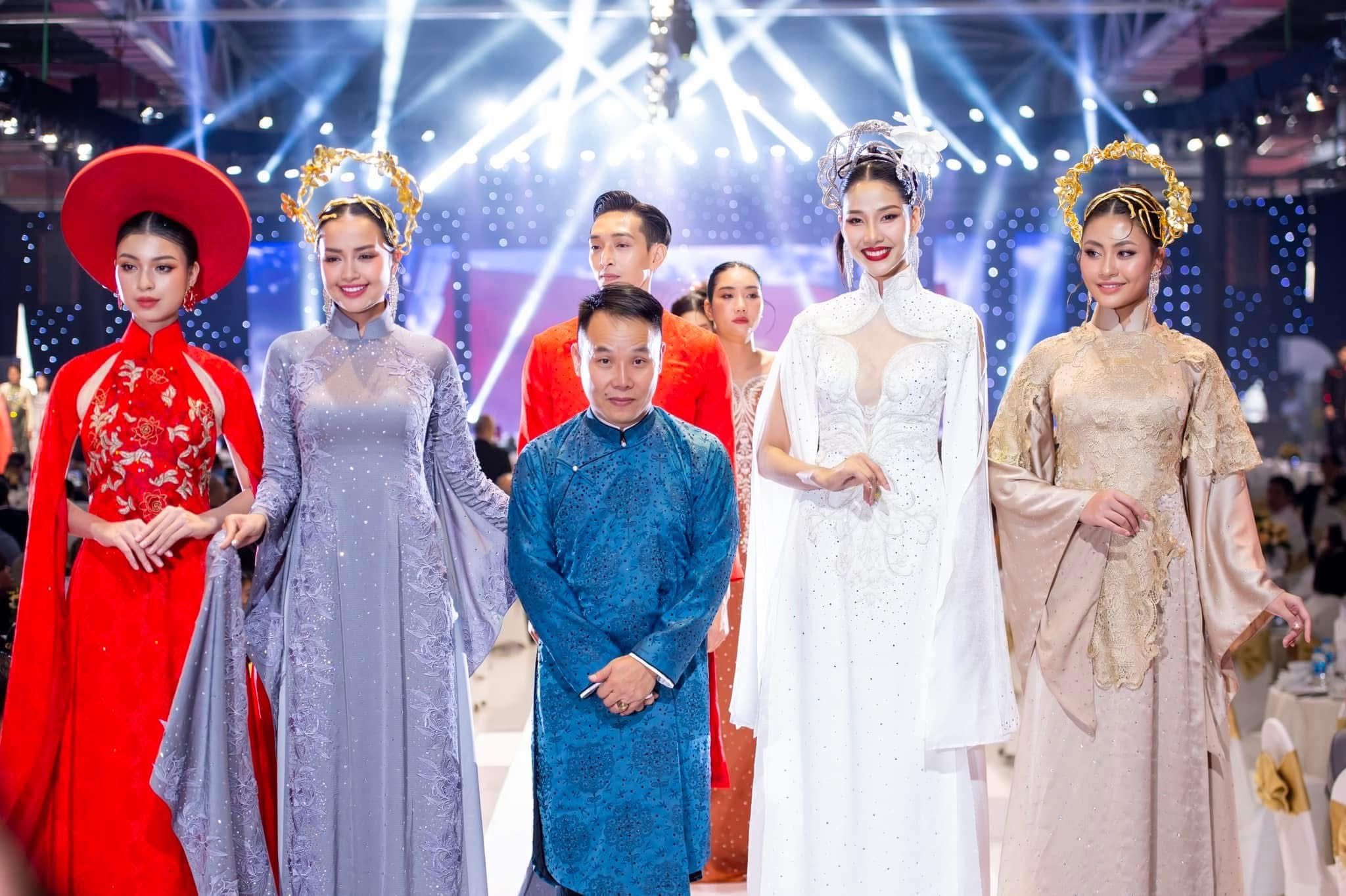 Nh&agrave; thiết kế Việt H&ugrave;ng muốn "khi mất đi, con ch&aacute;u kh&ocirc;ng phải c&uacute;i đầu"   - Ảnh 1.
