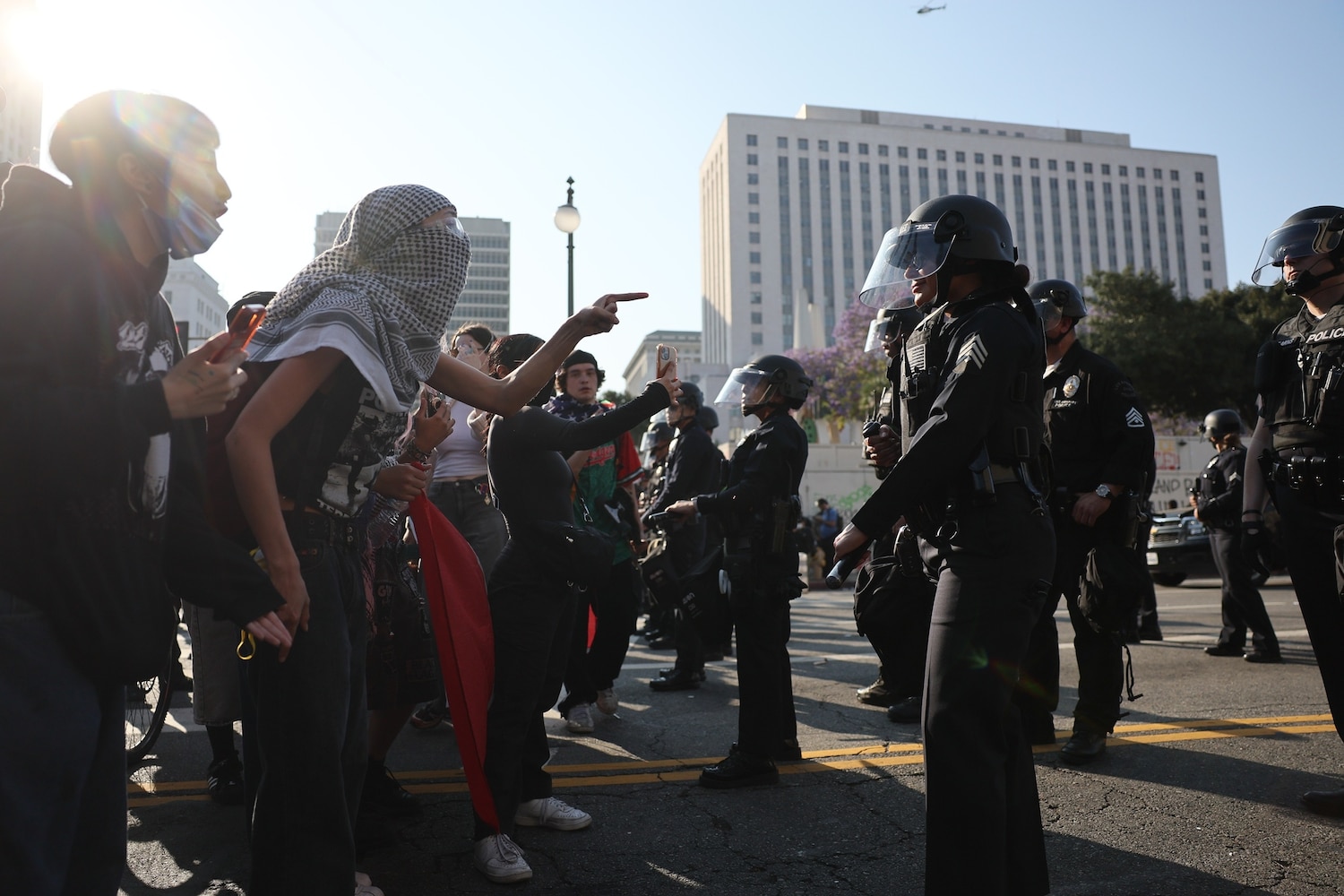 Los Angeles giới nghi&ecirc;m khu trung t&acirc;m, binh sĩ đ&ocirc;ng hơn qu&acirc;n đồn tr&uacute; Iraq, Syria- Ảnh 3.